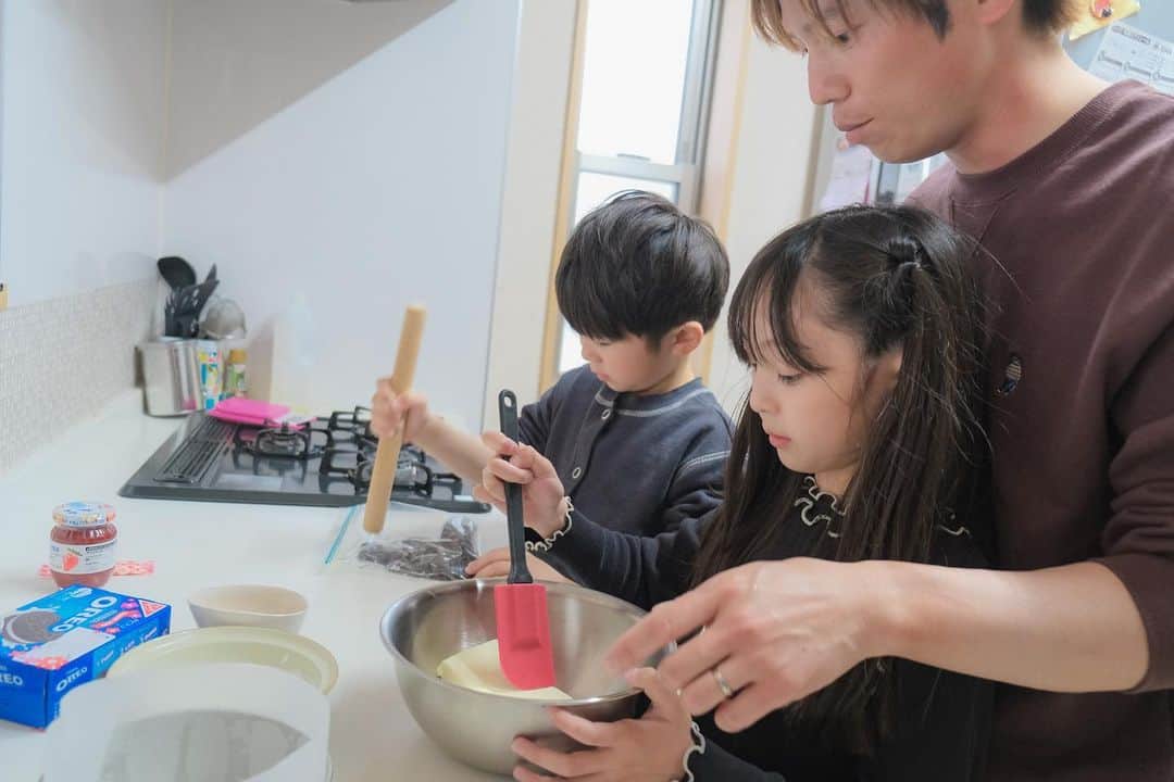 Ai.tさんのインスタグラム写真 - (Ai.tInstagram)「パパと子どもたちが母の日のケーキをプレゼントしてくれたよ🫶 . . 私が小さい頃から大好きなオレオを使ってメッセージも❤️ . オレオマーブルチーズケーキ❤️ 甘すぎないけどオレオの甘味が優しくて美味しかったよ🤗 私的にレモン汁入れても美味しそうだなと思った🤔 . . 私お菓子作りが苦手なんだけど、パパと子どもたちだけでも簡単に作れたケーキらしいから 美味しかったし今度自分でも作ってみたいな🫶 火も包丁も使わずできるらしいから子どものお菓子作りにも最適だね🙌 . . もう気持ちだけでも嬉しいのにこうやって形にも残せて味も美味しくて幸せ😭 . 本当ありがとう😊 . . #オレオでありがとう　#母の日オレオ　#オレオ　#PR #お菓子つくり　#こどもクッキング」5月14日 7時35分 - ngs.rky.kuy