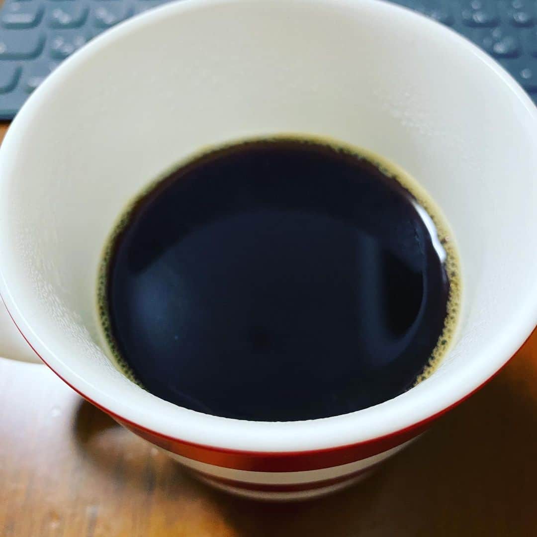 カバのインスタグラム：「コーヒーチャレンジ☕️  おはようございます！ 本日もコーヒーから！ (60日目)  ついに60日目です！ いつも投稿をのぞいてくれてる方、応援してくれてる方のお陰です！ ありがとうございます！🙏️✨  2ヶ月ほぼ毎朝飲んだコーヒーですが、ぶっちゃけもうかなりお茶化してます！  たまにとんでもなく苦かったり酸っぱいものに出会いますが、それでも残さず最後まで飲めるようになりました！  もうこれコーヒーチャレンジ終了してもいいような気がしますが、とりあえずあと1ヶ月続けてみます！ その後のことはまたその時に考えましょう！  さぁ本日も祇園花月でアキ新座長新喜劇6日目です。足元悪いですが、是非笑いに来て下さい！ 思いきり楽しんでもらえるように頑張ります！  皆さん、今日も良い一日を！  #吉本新喜劇 #カバ #コーヒーチャレンジ #苦手なコーヒーをお茶の感覚で飲めるようになるまでの道のり #コーヒー #coffee #コーヒーチャレンジ #coffeechallenge #カフェ #Cafe #MOUNT HAGEN #ARABICA CAFE #instant #吉本新喜劇 #yoshimotoshinkigeki #カバ #kaba #MOUNT HAGEN #ARABICA CAFE #instant #カフェ巡り #喫茶店巡り #カバッチグー #どーゆーそれー #次はどこでコーヒー嗜も？ #皆さん、今日も良い一日を！」