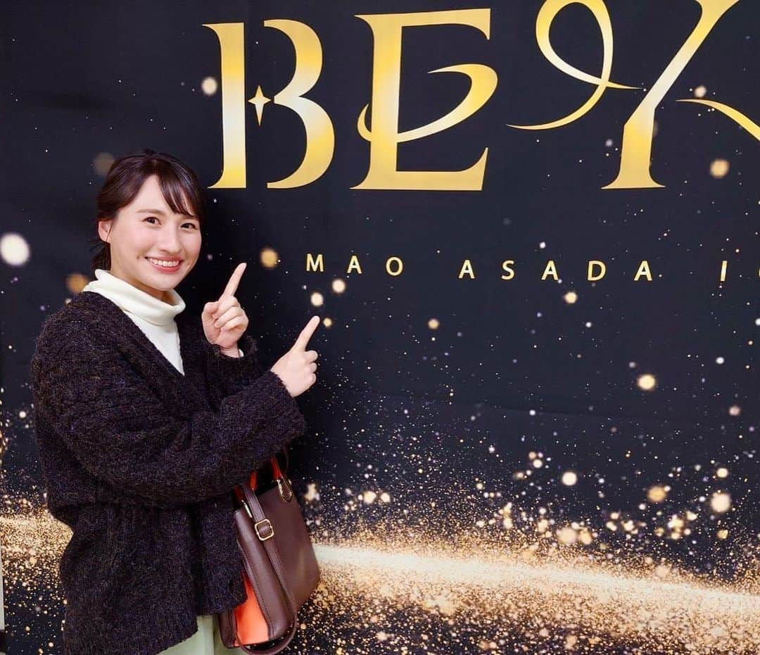 福永裕梨のインスタグラム：「浅田真央さんのアイスショー💃💙 ⠀ 以前イチモニ！にも生出演していただいた 浅田真央さんのアイスショー「BEYOND」に行ってきました🐕✨ 指先まで美しい繊細な演技から ダイナミックなパフォーマンスまで もう終始釘付けでした☺️🧡 ⠀ 浅田真央さんもメンバーの皆さんも 弾ける笑顔が本当に素敵で ものすごく元気をいただきました😳✨  #浅田真央 さん #アイスショー #BEYOND #月寒体育館  #最高でした！！  #浅田真央さんの体幹と腹筋が美しすぎて #ジム行かなきゃと思わされました（笑） #スタンド席は長袖にセーターくらいで十分でした🙆‍♀️ #イチモニ！ #HTB #アナウンサー #福永裕梨」