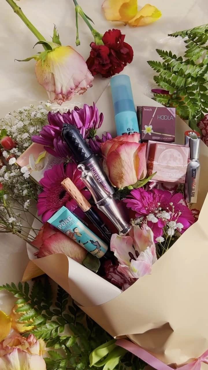 Benefit Cosmeticsのインスタグラム：「A gentle reminder to get your mom flowers this Mother’s Day 🥹 You already know we had to spoil ours with a Benefit bouquet ❤️💐⁠ ⁠ #benefitcosmetics #makeup #beauty #glam #bouquet #flowers #mothersday」