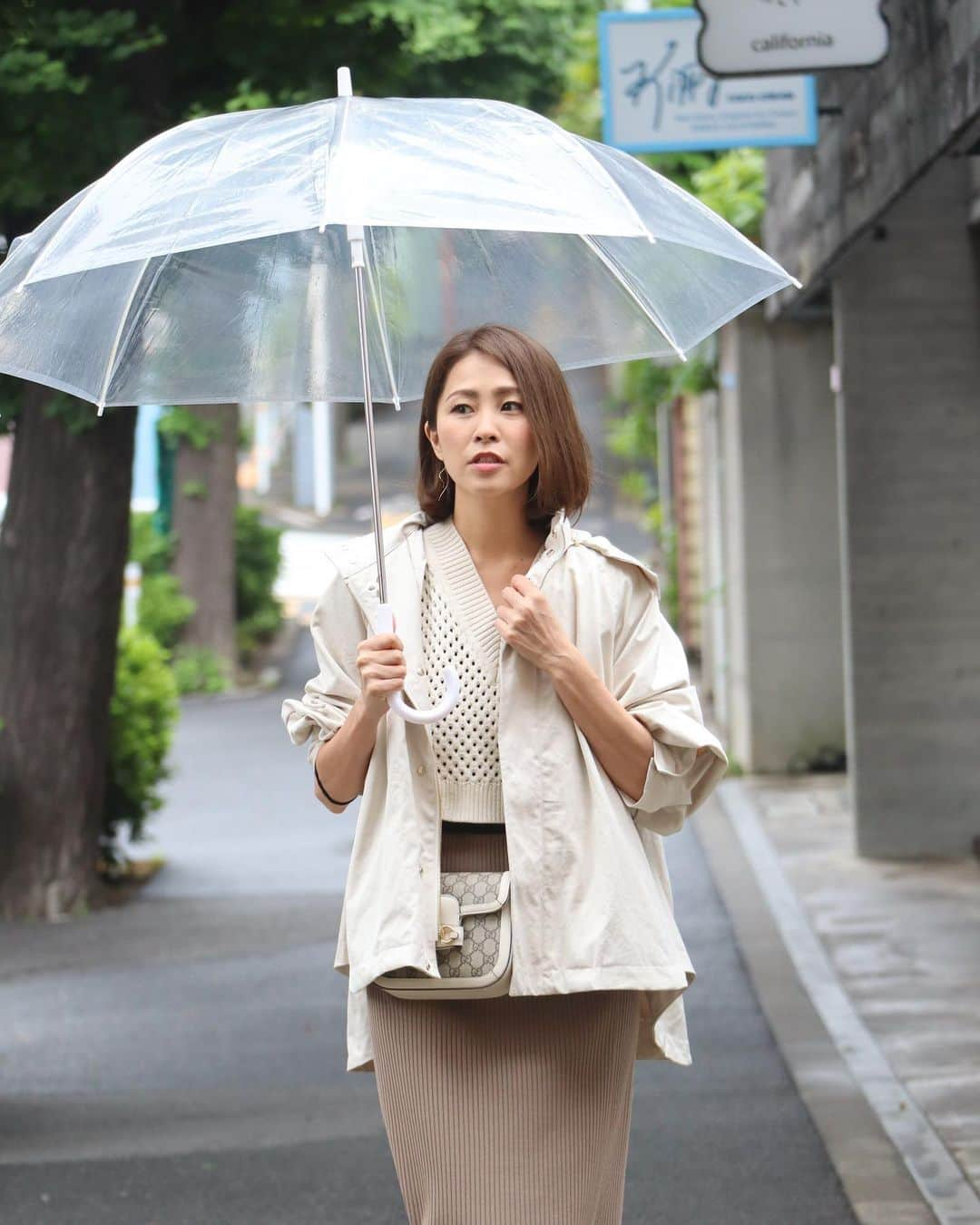 坂元美香のインスタグラム：「おはよー  今日も雨降るかなぁ？🙄 では仕事行ってきまーす！   良い日曜日を〜✨  @styledoor_official  #emmataylor #pr #エマテイラー #マウンテンパーカー #撥水」