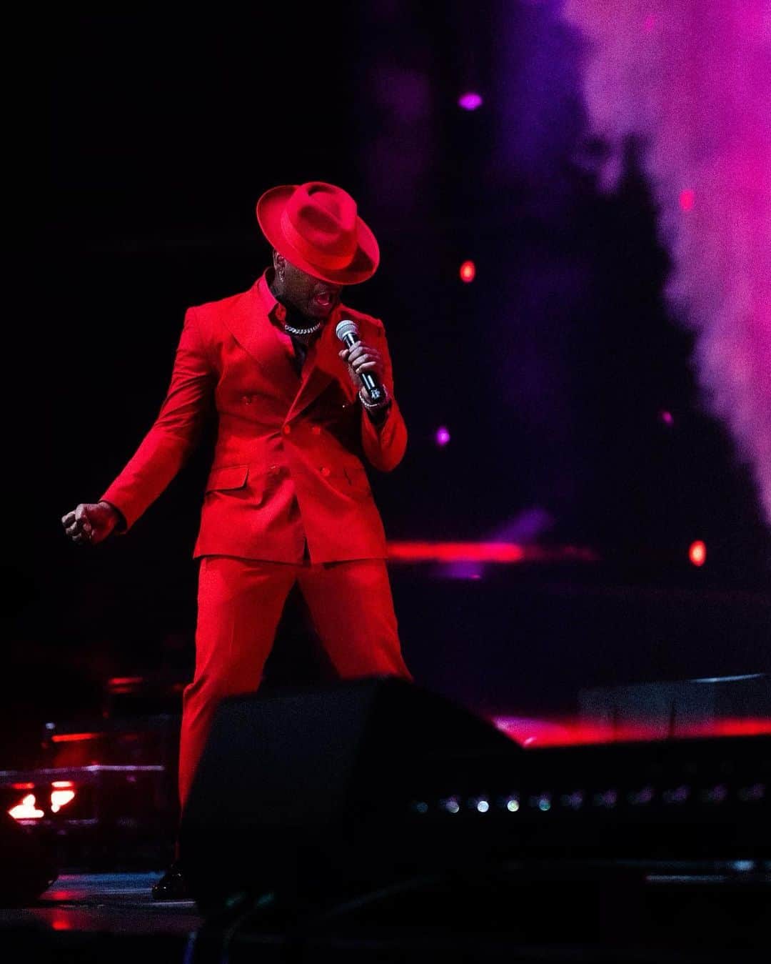 NE-YOのインスタグラム：「@djcassidy you did your thing with #PassTheMic last night! Thanks for having me! On another note, can you guess my favorite color? 🤣 📸: @christianngilchrist」
