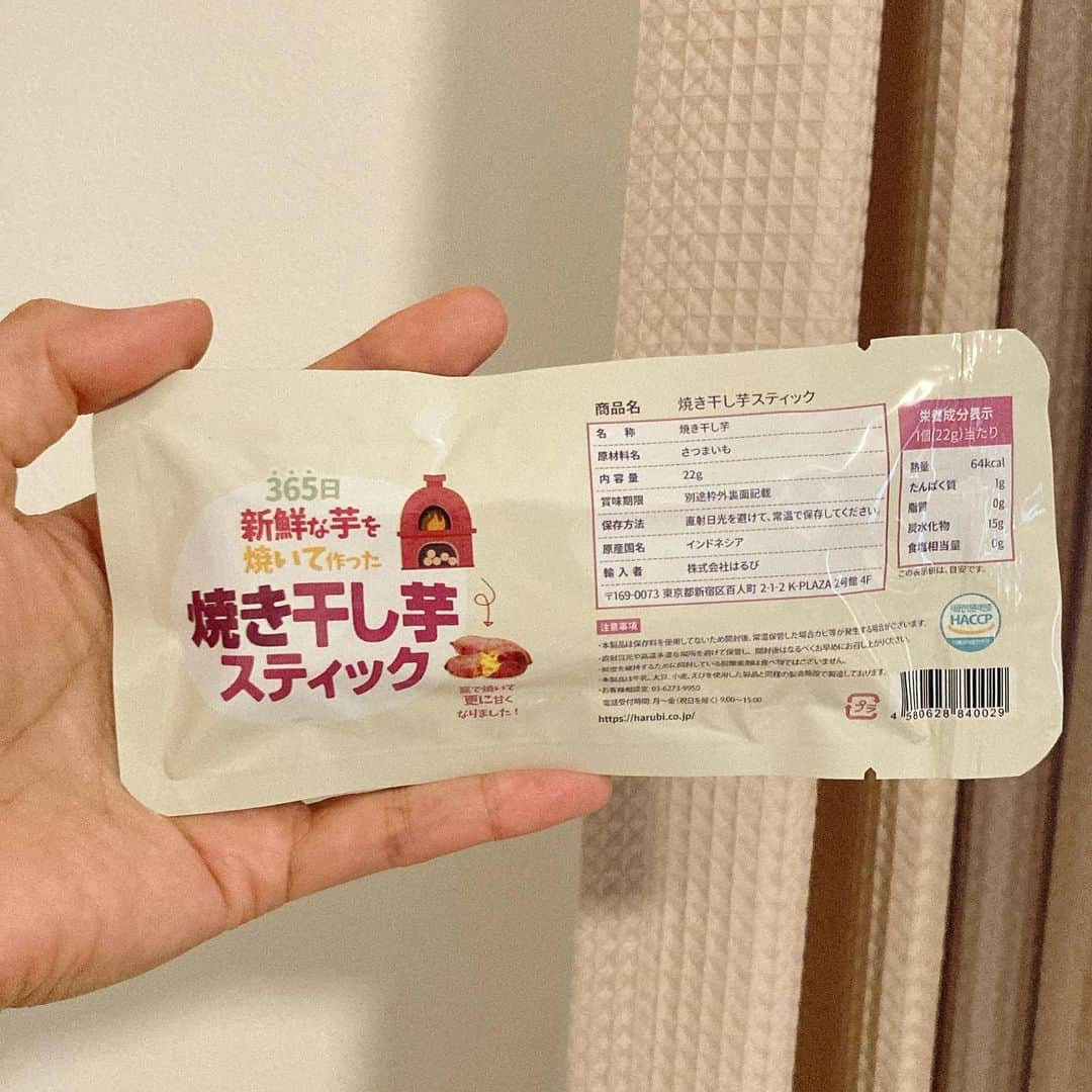 砂川陽香さんのインスタグラム写真 - (砂川陽香Instagram)「ぬくはるも大好きな(@harubi_japan )の#焼き干し芋スティック 🍠  100%さつまいものみ使用の#無添加おやつ   食物繊維たっぷりだし程よい甘さで 小腹が空いた時にピッタリなの𓂃𓂂  子供たち寝た後のおひとり様timeで 食べたりしてます😌♡ ㅤㅤㅤㅤㅤㅤㅤㅤㅤㅤㅤㅤㅤ ㅤㅤㅤㅤㅤㅤㅤㅤㅤㅤㅤㅤㅤㅤㅤㅤㅤㅤㅤㅤㅤㅤㅤㅤㅤ #ほしいも#焼き芋#干し芋 #芋スイーツ#スイーツ#こどもおやつ#無添加#脂質制限#置き換えダイエット#ダイエット#ダイエットおやつ#おやつ#ヘルシーおやつ#子供のおやつ #デザート#便秘解消#便秘#ヘルシー#健康#健康飲食#健康食品#美容効果#美肌#自然食品#自然食#ナチュラルフード#HARUBI#はるび」5月14日 8時19分 - hirokattsunnnn