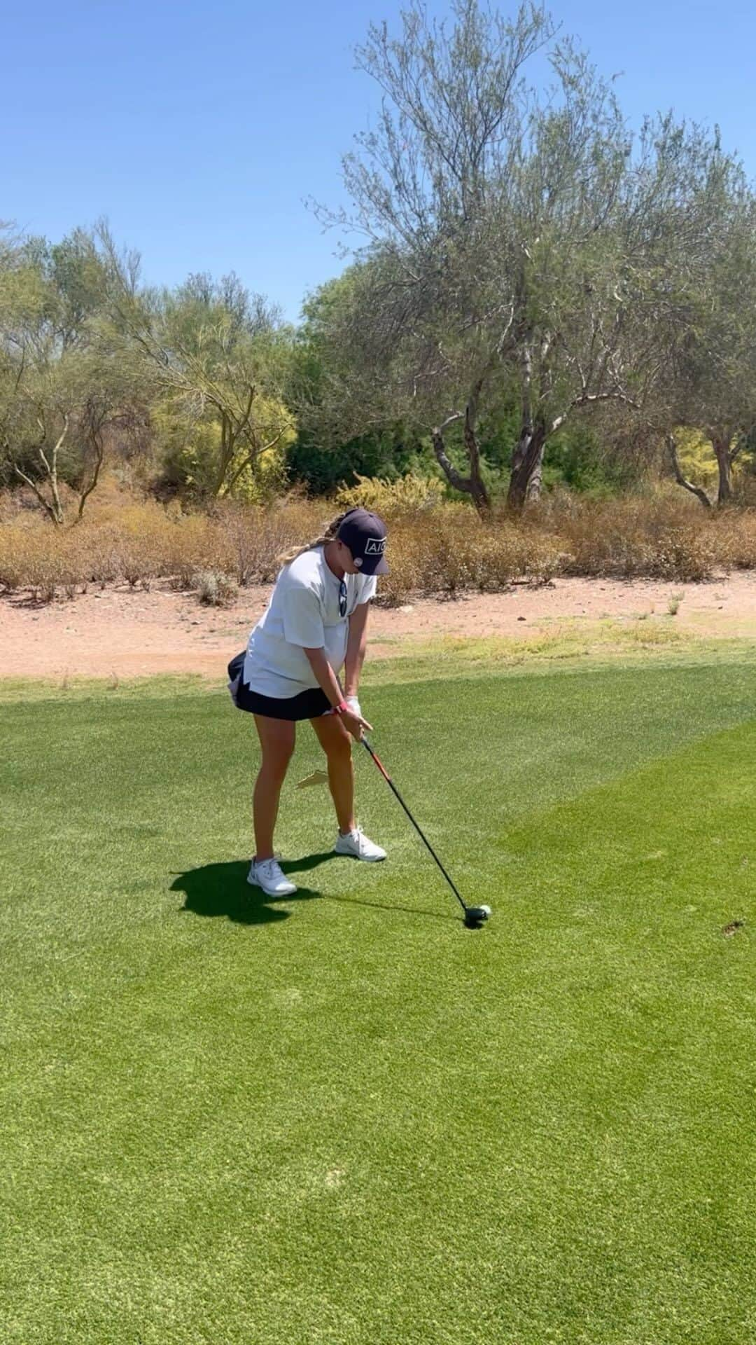 ソフィア・ポポフのインスタグラム：「Golf with my guy ❤️ (and our girl 💗)」