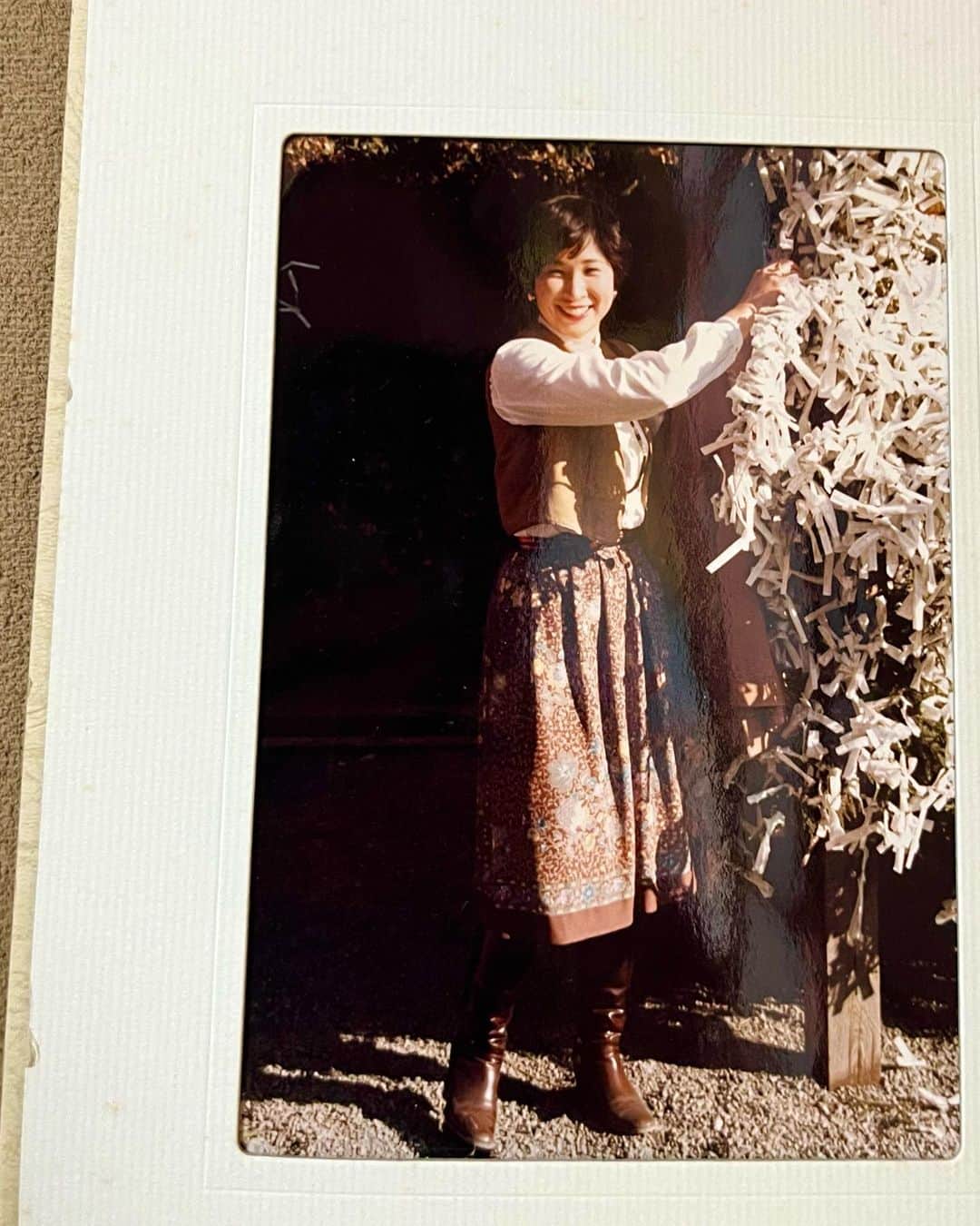 福本敦子のインスタグラム：「Happy Mother's Day 💐おそらく20代の母🦀70年代〜80年代初頭の写真だと思うんだけどベスト•スカート•ロングネックレスが今見てもおしゃれ✨昔の母のおしゃれを観るのは楽しい😉 #mothersday #母の日」