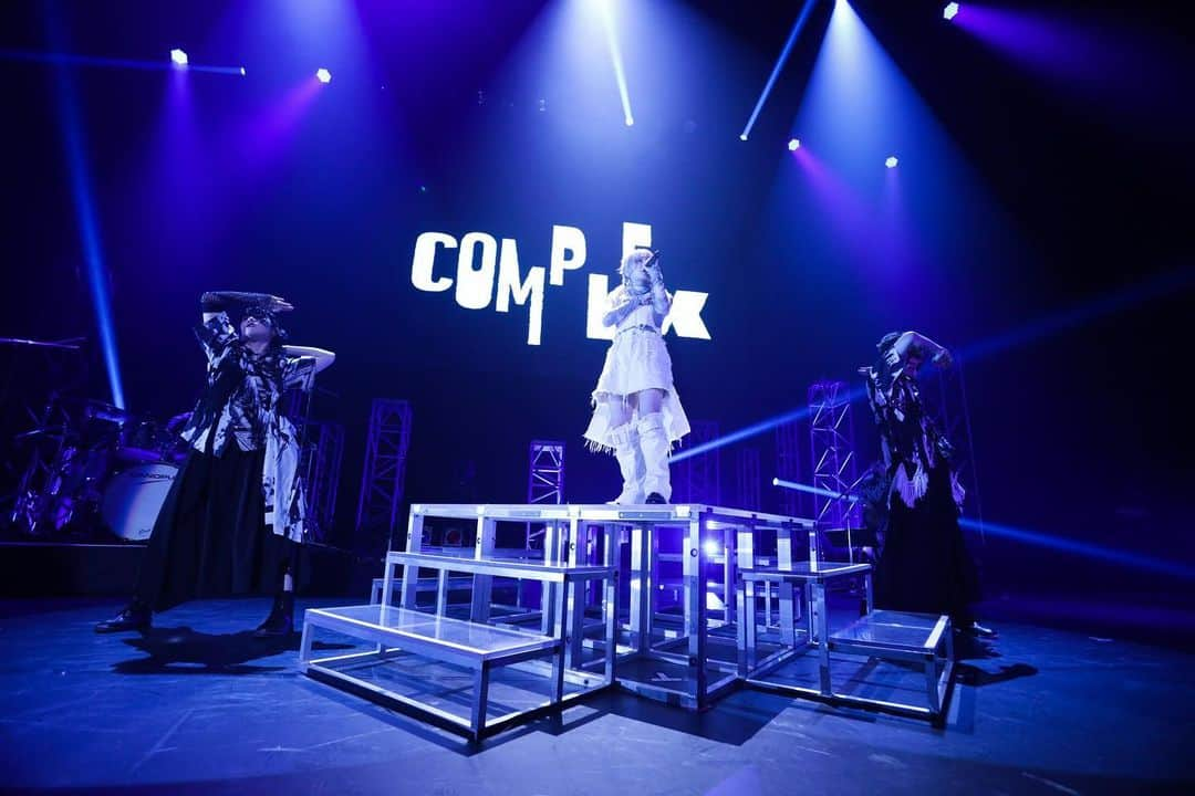 REOLさんのインスタグラム写真 - (REOLInstagram)「2023.05.13 #さよなら中野サンプラザ音楽祭 @sayonarasunpla  Reol, 女王蜂  50年の歴史に幕を下ろす聖地・中野サンプラザで、女王蜂と真っ向勝負⚔️❤️‍🔥❤️‍🔥 色んなドラマと芸術を生み出してきたこのステージ、最後に滑り込みセーフで立てましたありがとう！これはひとえに女王蜂と来てくれた皆様のお陰です　わたしはライヴが、みんなが大好き  いわゆるツーマンでの記念すべき初対バン(！)のお相手が女王蜂だなんて美しすぎる！わたしたちに呼応したみんなの声が、身体が、熱が、想いが、中野サンプラザの夜に煌めいて忘れたくない景色をまたひとつ覚えました  左様なら、またいつか  Bass @chaan_nika  Drums @shunsukedrums from dawgss Dancer @_aoooooooooo6_  from 水中めがね∞ Dancer @shimp_mn from 水中めがね∞  Hair&Make up @_chapanese_  Styling by me」5月14日 8時28分 - rrreol999