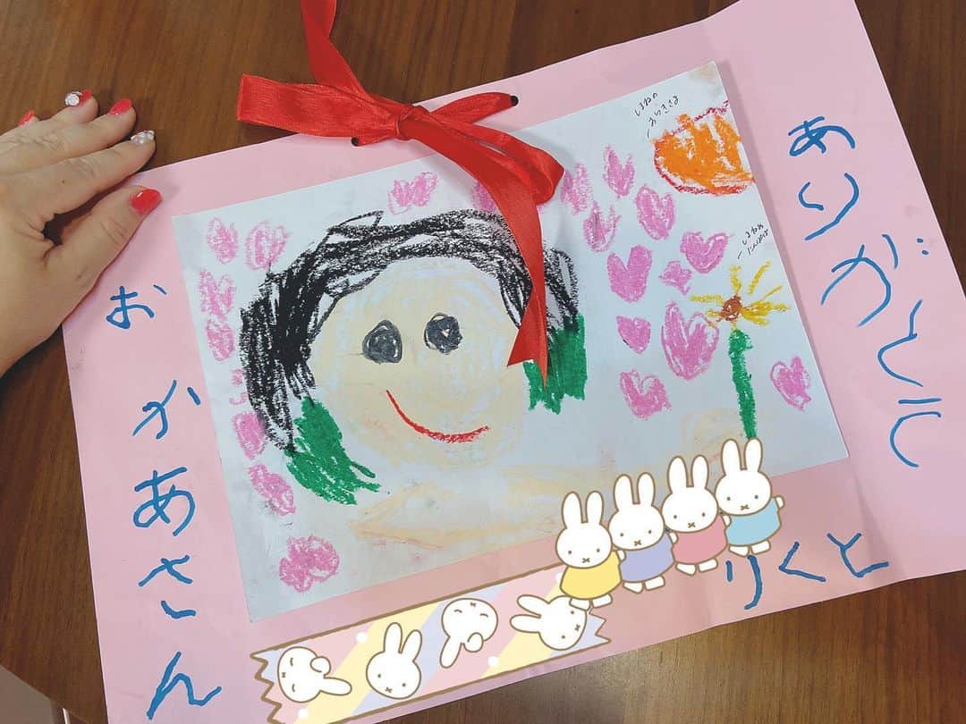 中上育実さんのインスタグラム写真 - (中上育実Instagram)「次男りくとが幼稚園で書いてきてくれたおかあさんの絵。  今年は文字も自筆✏️ お母さん大好きかだから♡をいっぱい描いてくれたんだとか🥹 冬に旦那氏の実家・島根へ帰省した時に取ってきてくれたたんぽぽも描いたらしい。 インナーカラーのグリーンもしっかり😳  #母の日  #母の日プレゼント」5月14日 8時35分 - nakagami193
