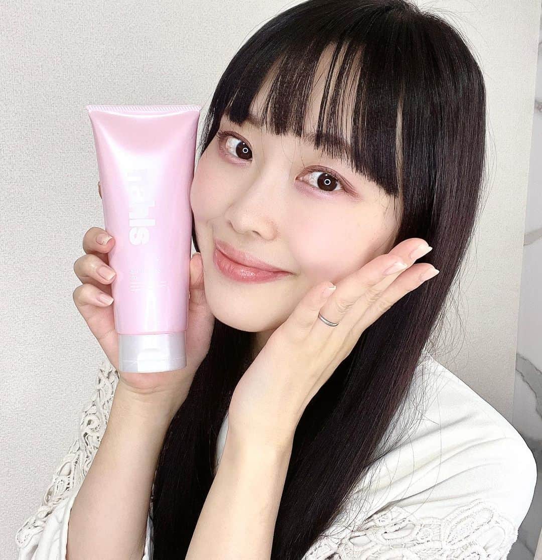 滝川りおのインスタグラム：「皮膚科医監修のエイジングケア成分配合の nahlsさま( @nahls_official )のa-cleans✨️  メイクを落としながら エイジングケアもできて W洗顔不要で時短も叶っちゃう🙌🏻  さらに、10の無添加でお肌にやさしく 安心して使えるの♡⃛  理想的すぎるクレンジングa-cleansを使ってから 毛穴のザラつきや黒ずみが気にならなくなったのが とっても嬉しい❤️‍🔥  そして！ nahlsさまから10%OFFでご購入いただける クーポンを発行していただいています💐  クーポンコード【AMB52】  ※クーポンのご利用条件は 「公式サイトナールスコムにてナールス商品を初めて購入する方限定」  となっております😌  販売価格 通常価格： ¥3,520(税込) 初回限定20％off価格： ¥2,816(税込)  ぜひこの機会にチェックしてみてくださいね🫶🏻 ̖́-‬  #ナールス #ナールスエークレンズ #クレンジングジェル #ナールス #敏感肌スキンケア #エイジングケア #基礎化粧品 #エイジングケア化粧品」