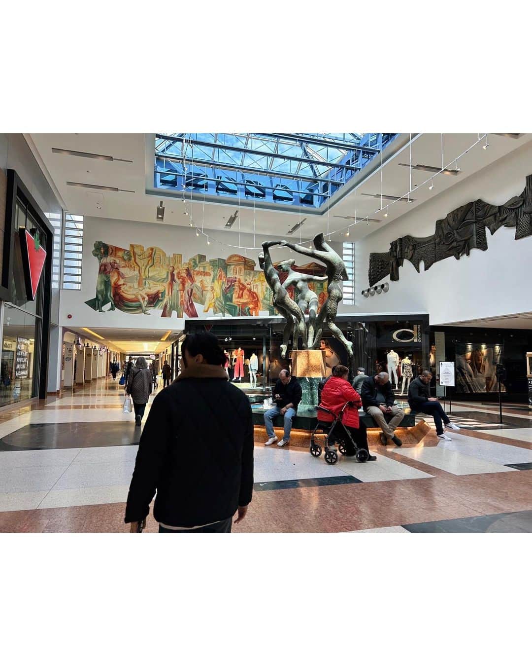三上紗也可のインスタグラム：「Montreal 2📷🌈  #canada  #montreal  #photo」
