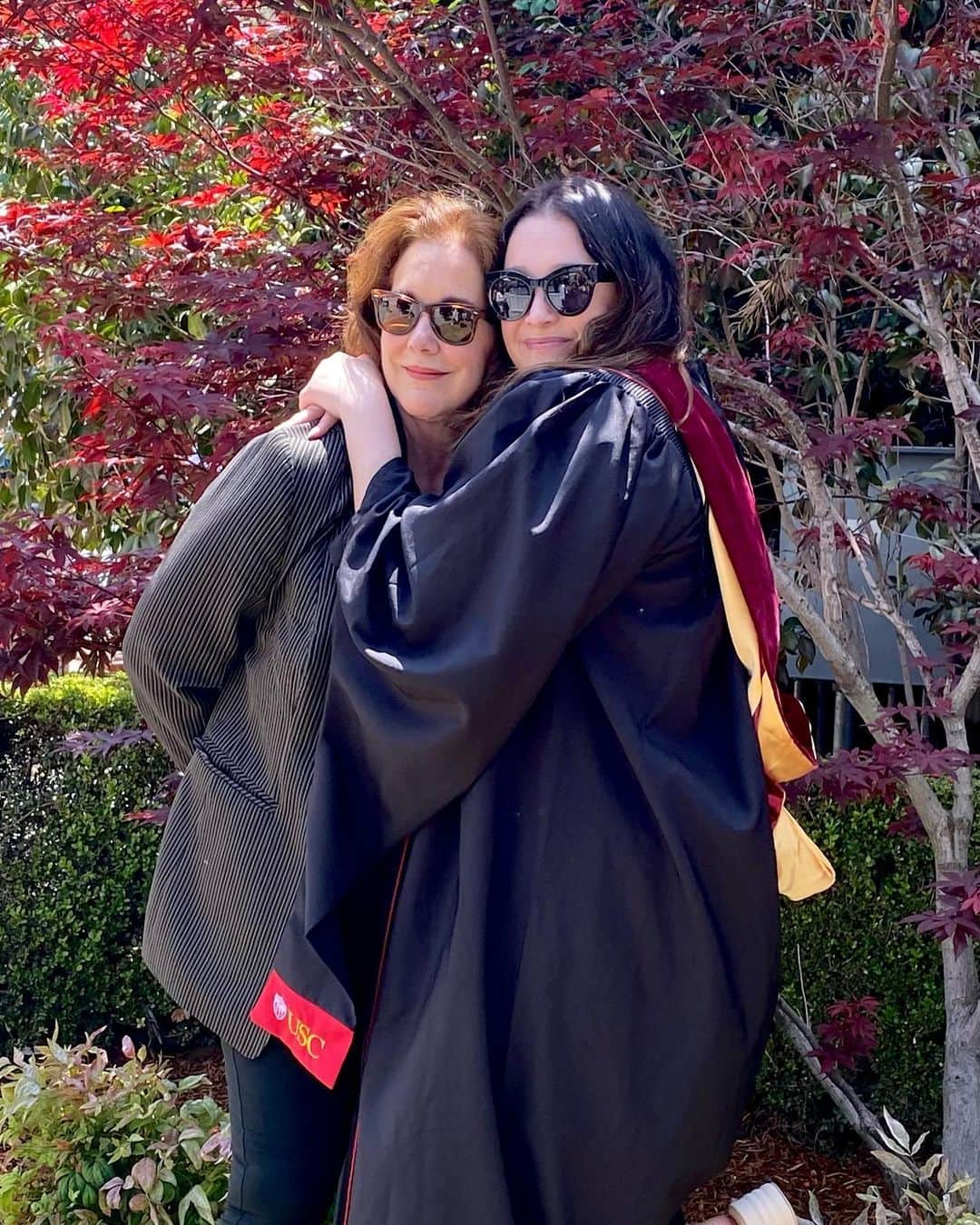 エリザベス・パーキンスのインスタグラム：「So incredibly proud of @hannnahjep graduating USC Annenberg with a Masters of Communication. Best Mamas Day ever being able to celebrate her courage, grit and determination. I’m the luckiest mother there is. Beaming with pride. 💕💕💕」