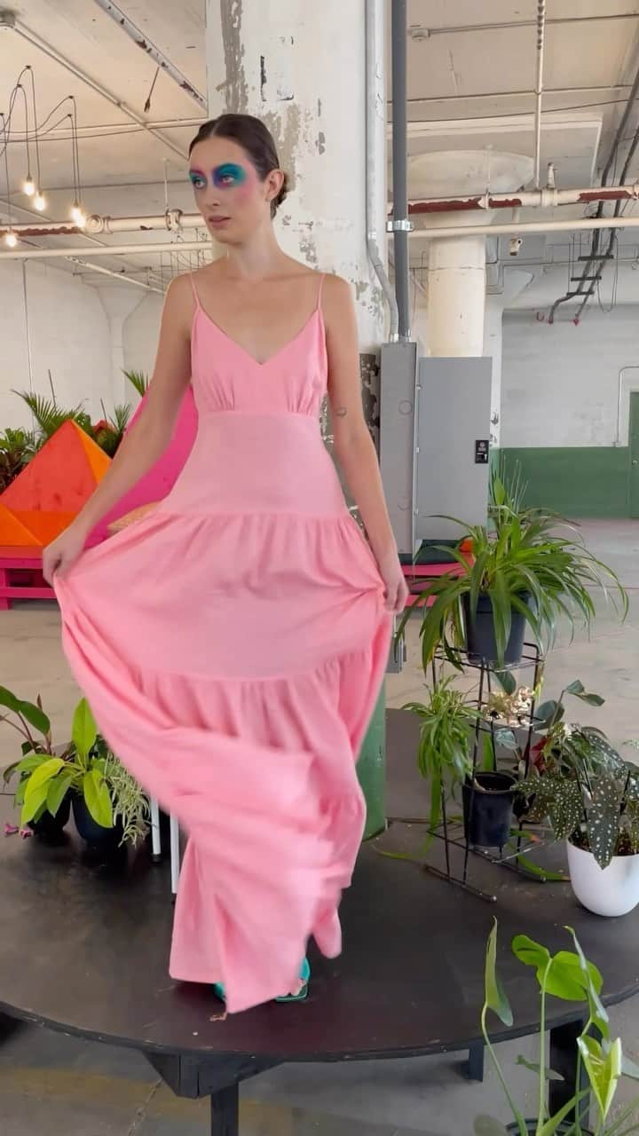 トレイシー リースのインスタグラム：「Embrace the vibrant allure of spring with this stunning dayglow pink maxi slip dress!」