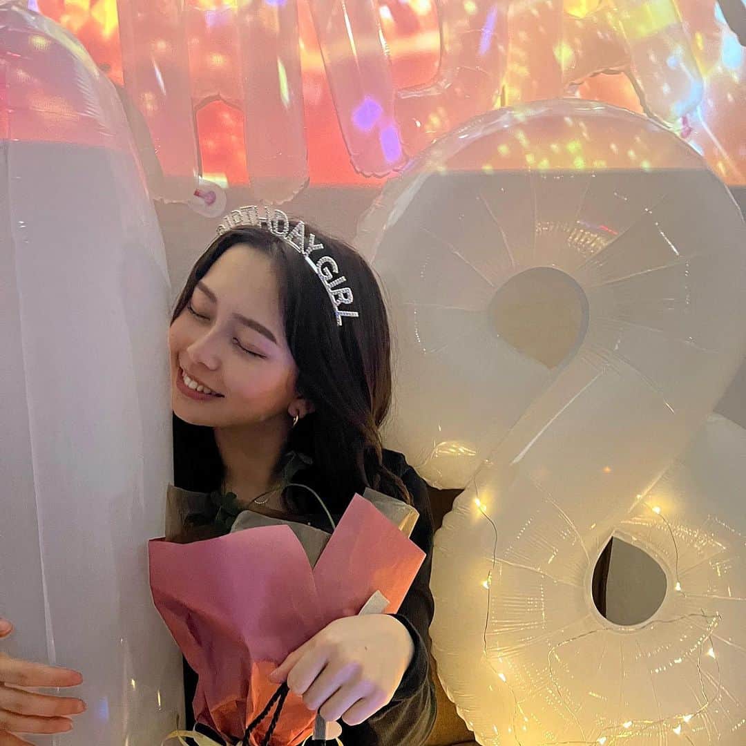 のインスタグラム：「18歳になりました🌷  誕生日は普段関わることが少ない人からも、日頃お世話になってる方達にもおめでとうと言ってもらえて 本当に沢山の人からの暖かい言葉を貰える特別な日☺️🍀🍀  みんなに愛されて幸せだ〜、〜🥲💖  成人、ということで選挙に行ったり！1人の大人ってことかあ。いや、まだまだ子供ですね👧🏻 責任と自覚を持って頑張ります✨️✨️  もっともっと内側から綺麗な女性になれるように努力します💫 18歳の大平萌笑もみんなに愛される1年になるよう頑張ります☺️  ┈┈┈┈┈┈┈┈┈┈┈┈┈┈┈┈┈┈┈┈  ケーキなにがいいー！って聞かれて今年も2種類作ってくれたお母さん🎂 お母さんのショートケーキもチーズケーキもだいすきやねんー！！！！ なんか映えるようにって色々刺してくれるのも可愛くてだいすき😂  朝起きたら身長のびた？って聞かれたから測ったけど18歳のもえはもう伸びなさそうです😢😂  お父さんお母さん18年間育ててくれてありがとう！ 毎年ハッピーバースデー歌ってくれてありがとう！！！ これからもよろしくお願いします🎶💖💖」