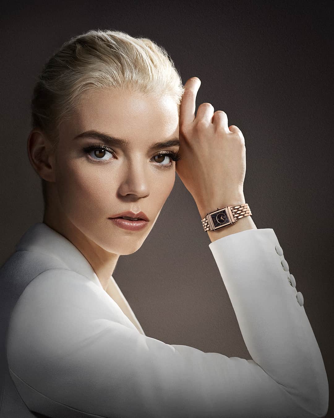 ジャガールクルトのインスタグラム：「Starring Anya Taylor-Joy. #Reverso _ Anya Taylor-Joy @anyataylorjoy Reverso Classic Duetto Designed, made and assembled in our Manufacture _ Celebrated for her portrayal of complex characters, to which she brings a rare and captivating intensity, Anya Taylor-Joy is one of the most talented actresses of her generation. She wears the refined and feminine Reverso Classic Duetto. _ #JaegerLeCoultre #Reverso #TheWatchmakerOfWatchmakers #AnyaTaylorJoy」