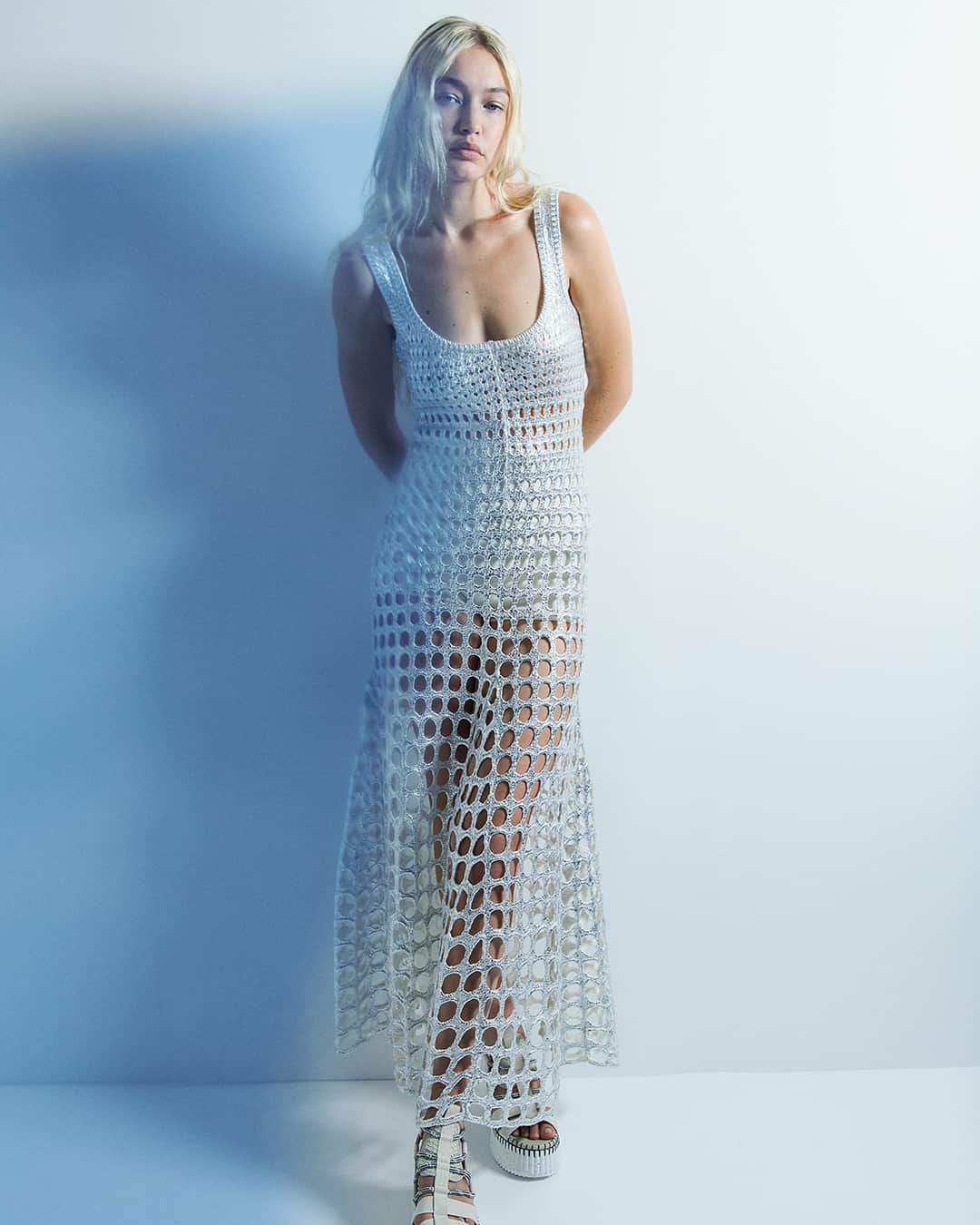 Chloéさんのインスタグラム写真 - (ChloéInstagram)「An intricate knitting technique forms a mesh of ovals on a gentle gradient, giving the white silk tank dress its flared silhouette.  Photograph: @zorasicher Model: @gigihadid  #ChloeSS23」5月14日 0時00分 - chloe