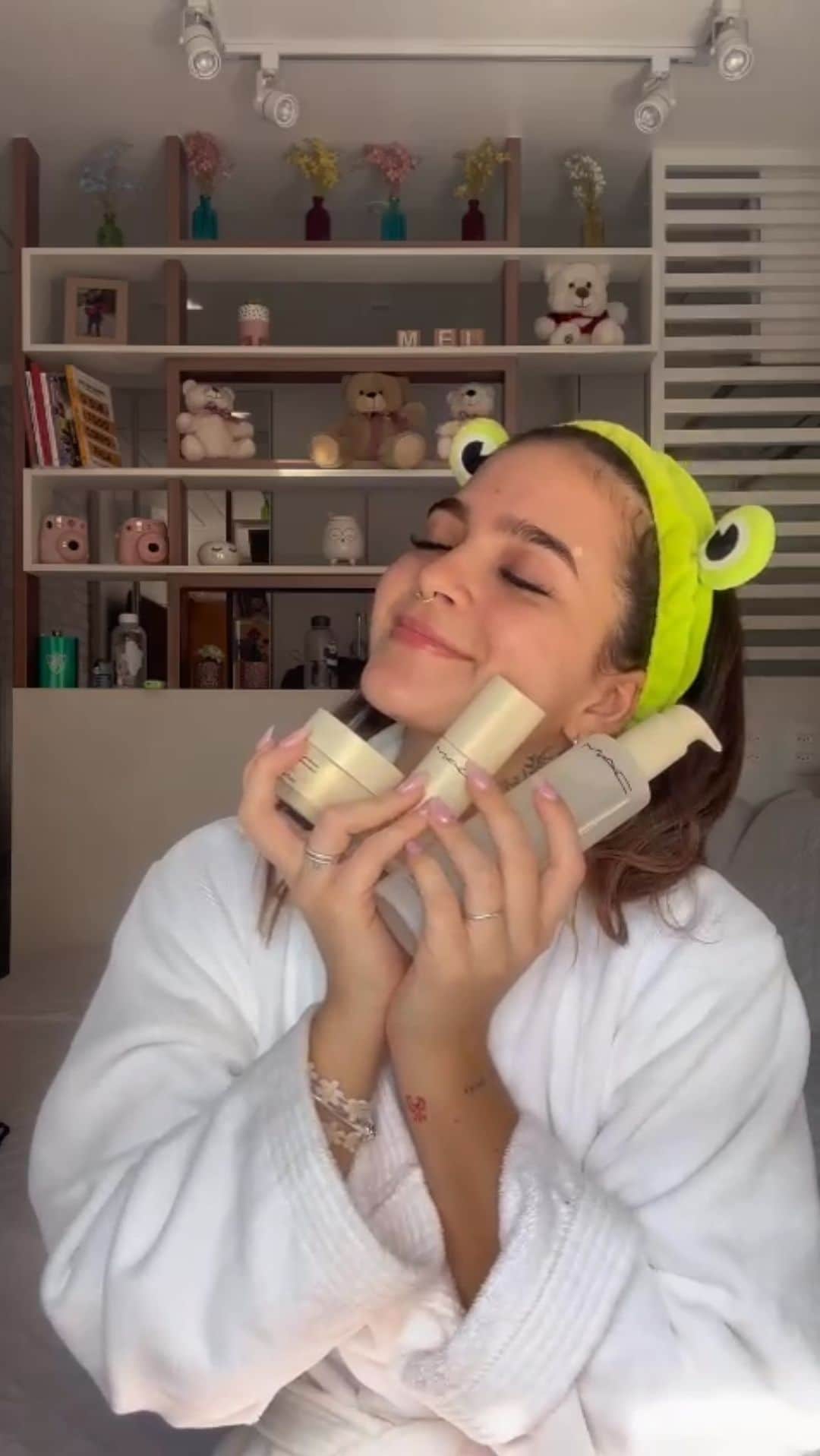 M·A·C Cosmetics BRのインスタグラム：「WOW 😱😍 A @melissamelmaia te mostra qual o verdadeiro skincare dos sonhos, e claro, só podia ser o trio da linha Hyper Real 🤍 Um verdadeiro oásis de hidratação + um glow super natural pra sua pele ✨ Fique de olho que no final do vídeo ela revela um spoiler que vem por aí 👀🤭  Será que você consegue descobrir? Comenta aqui embaixo 👇   Use o cupom mac-mel para ter 15% OFF (exceto em últimos lançamentos, mini M•A•C, Viva Glam e produtos remarcados).  #MACHyperReal #MACSkincare」