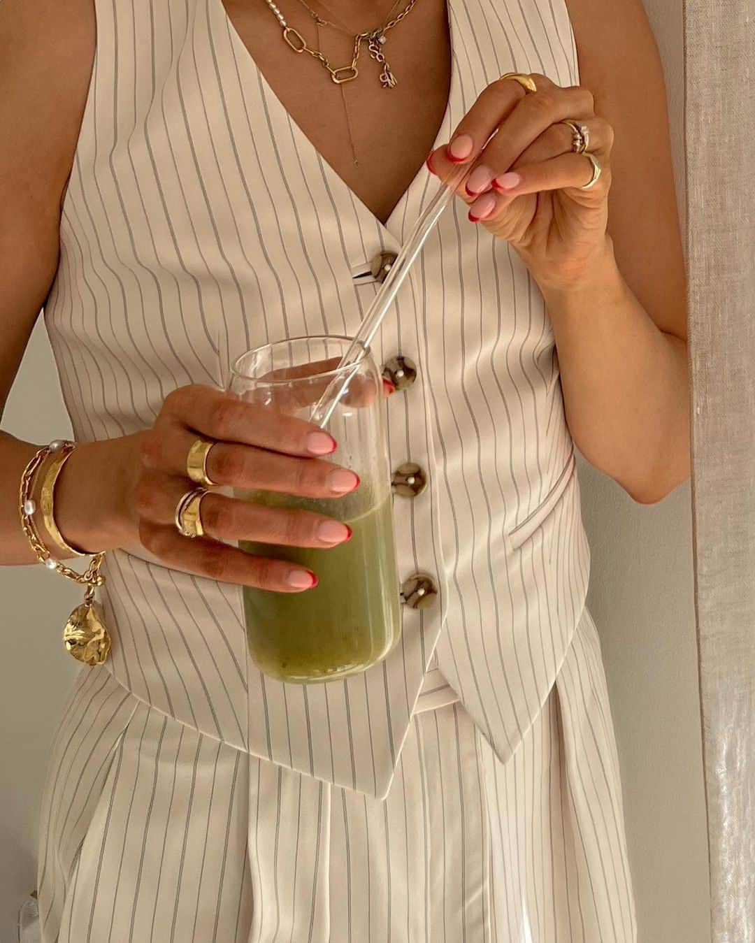 Ted Bakerのインスタグラム：「Pair classic spring tailoring with gold jewellery for a *chef's kiss* moment. Just like @sineadcrowe #TedBaker #Occasion」