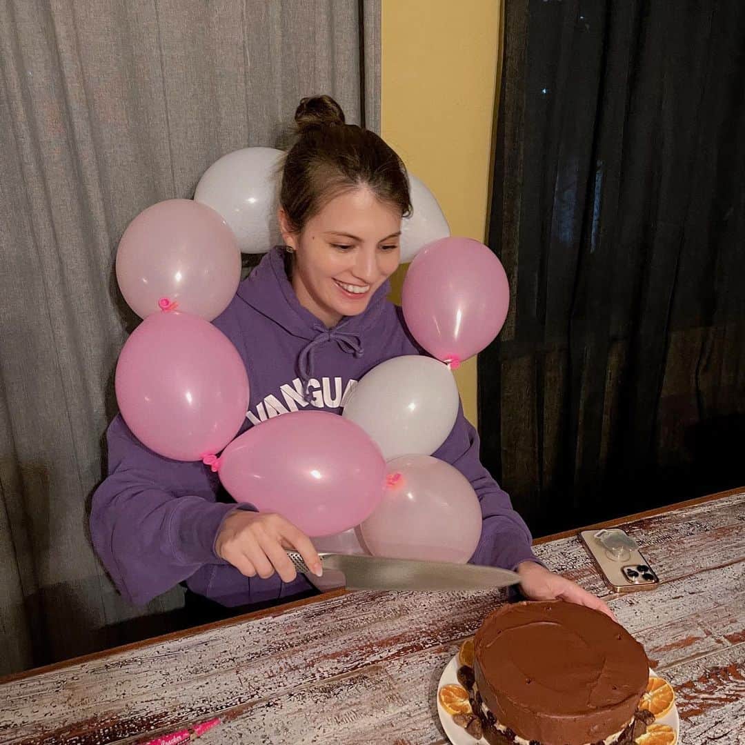 のインスタグラム：「HAPPY BIRTHDAY じぶん😚🩷  お父さんのお家でピザづくりしました☺️  31歳です。はや！ 色んな物事がはっきり見えてきた30歳。年齢を重ねることは楽しい^_^ その分身体のことをしっかり労ってあげないといけないけどね👍  気づくとこのお仕事をし始めてから、15年経ちました。かわらずに応援してくれて知ってくれていてありがとうございます🌼🌼🌼  失敗と成功体験を重ねていきながら 自分らしくやっていきます! 少しでも誰かの為になれるプロダクトや姿を見せていけたらいいなと思います。 そして思い描いている自分に近づけるようにまた頑張ります！🐕  Love you all💖」