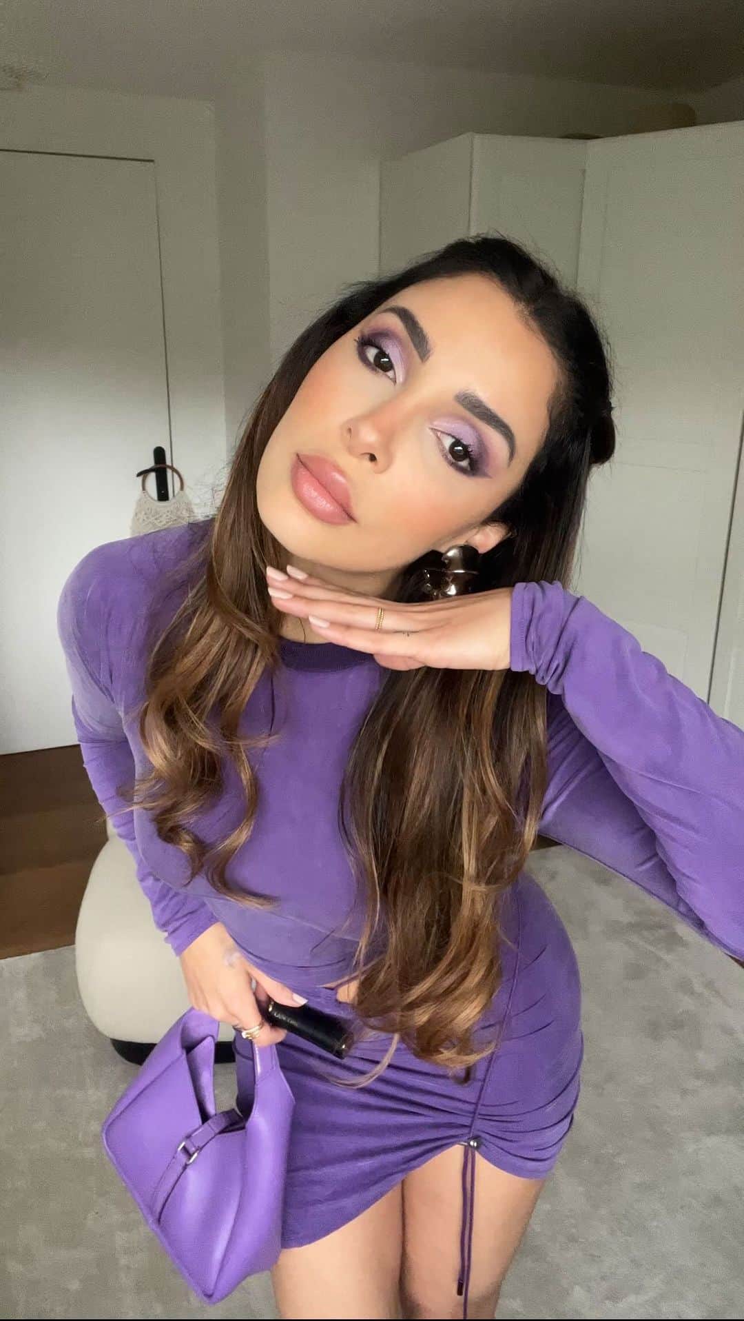 sananasのインスタグラム：「Purple mood avec @Lancomeofficial 💜👾  Le code SANANAS vous offre -25% de réduction sur TOUT le site lancome.fr y compris sur les nouveautés (et ça c’est vraiment exceptionnel pour vous faire plaisir car ils ne le font jamais 😍) ! Il est valable jusqu’au 27 mai.  🟣[Produits utilisés] ✖️1-Rénergie H.C.F. Triple Serum (le trio gagnant pour une belle peau hydratée, repulpée, protégée et lissée car il contient de l’acide hyaluronique, Niacinamide + Vitamine C et de l’acide férulique 🧬) ✖️2-La crème Rénergie H.P.N. 300 Peptide qui est miraculeuse car elle régénère une peau aussi rapidement qu’une peau jeune. Elle contient : de l’acide Hyaluronique, 300 Peptide, Niacinamide (une formule magique je vous dis ! 🧞) ✖️3-Le fond de teint Idole Ultra Wear pour une tenue de 24h, une formule enrichie en soin et un fini mat lumineux et naturel (teinte 335W) ✖️4-Le all over concealer pour une belle couvrance, de l’hydratation et une tenue 24h ✖️5-La palette Hypnôse Violet (tellement facile à utiliser et à estomper) ✖️6-Le mascara Monsieur Big (bluffée !) ✖️7-24h Drama Liqui-Pencil teinte Purple Cabaret ✖️8-Blush subtil en Teinte 03 Sorbet de Corail ✖️9-L’absolu Rouge Drama Matte (ils sont incroyables ! Ils tiennent tellement bien et n’assèchent pas les lèvres en étant ultra pigmentés)  Et voilà ! 💁🏻‍♀️ Bon maintenant il s’agirait vraiment de sortir pour ne pas gâcher ce look ! 😆 Quoi de prévu chez vous ?   *SponsoriseParLancôme*  #LancomeOfficial  #LancomeSkincare #HPN300Peptide #HCFTripleSerum #lancomemakeup」