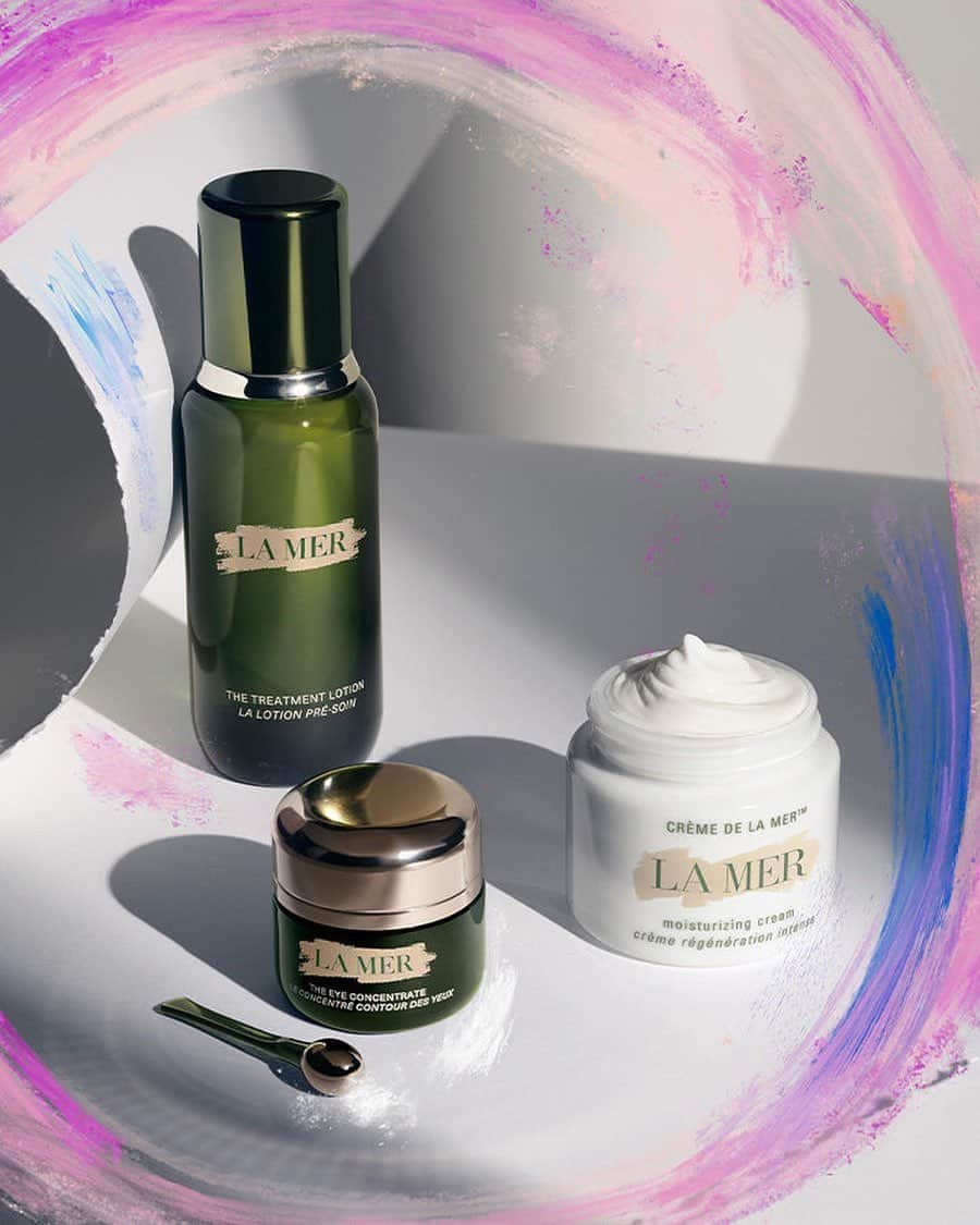 ドゥラメールのインスタグラム：「Mom’s story inspires your own.   Share your admiration for all that she is with a vibrant gift set for Mother’s Day.   #lamer #lamerskincare #lamertreatmentlotion #lamereyeconcentrate #cremedelamer」