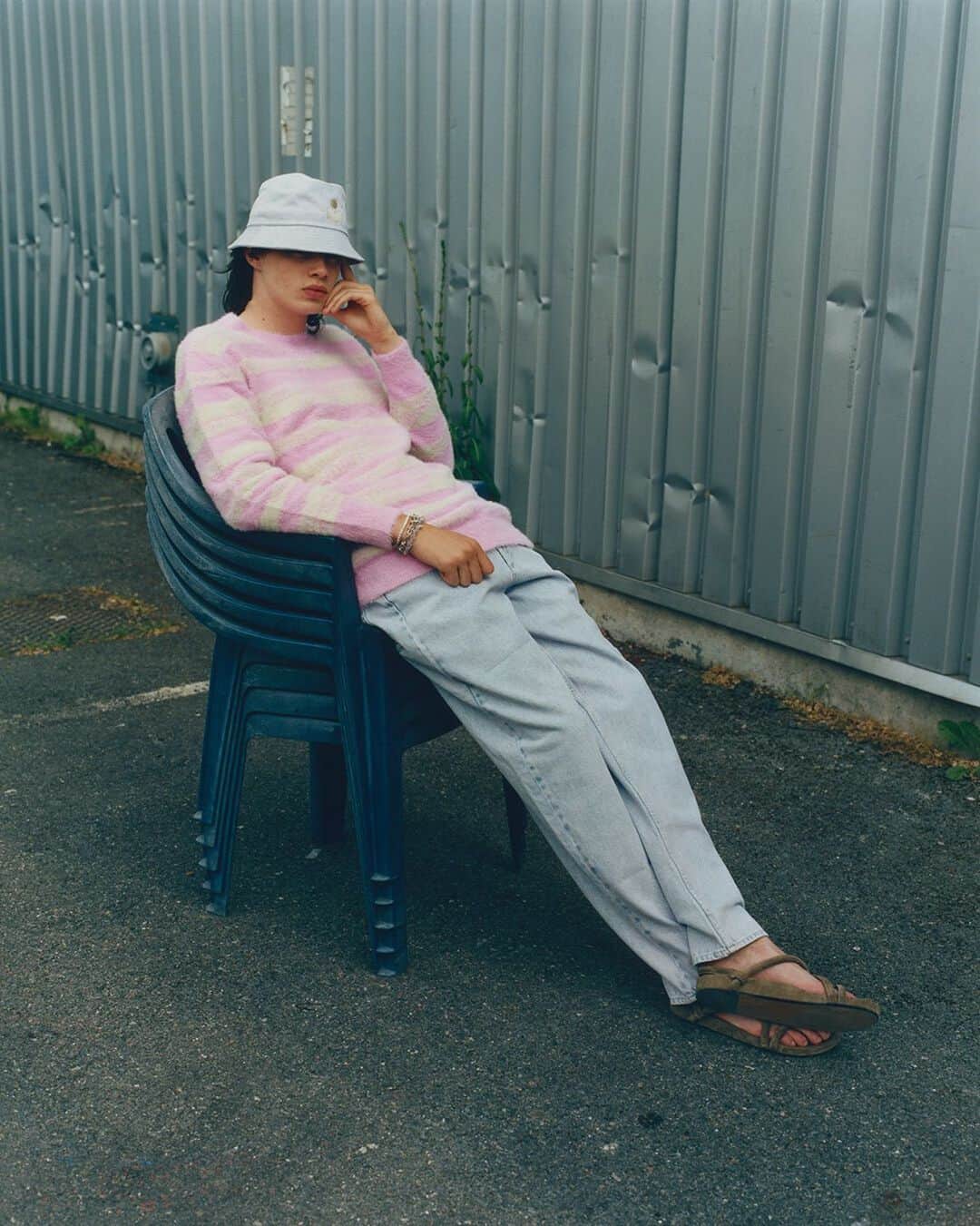 イザベルマランのインスタグラム：「Forever relaxed. @oisingb wears the #MARANTSS23 collection, photographed by @vincentdesailly.   See more via link in bio.  #IsabelMarant」