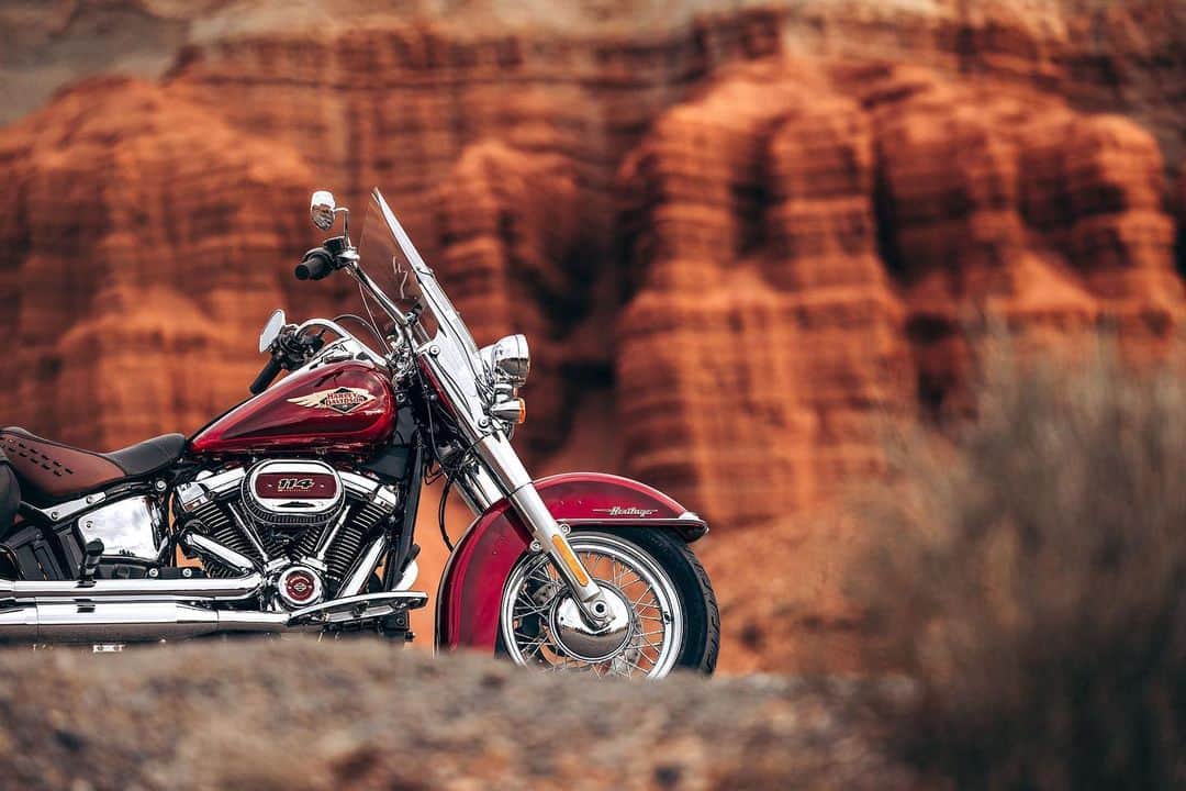 Harley-Davidsonさんのインスタグラム写真 - (Harley-DavidsonInstagram)「The 2023 Heritage Classic Anniversary Edition rolls with a classic steamroller stance loaded with serialized commemorative 120th Anniversary paint, finishes, and premium features.  Get a closer look at the link in bio.  #HarleyDavidson #HD120 #HeritageClassic」5月14日 0時04分 - harleydavidson