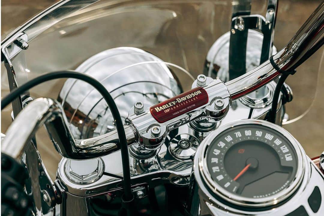 Harley-Davidsonさんのインスタグラム写真 - (Harley-DavidsonInstagram)「The 2023 Heritage Classic Anniversary Edition rolls with a classic steamroller stance loaded with serialized commemorative 120th Anniversary paint, finishes, and premium features.  Get a closer look at the link in bio.  #HarleyDavidson #HD120 #HeritageClassic」5月14日 0時04分 - harleydavidson
