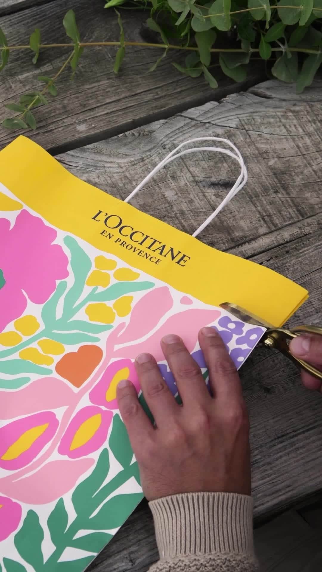 ロクシタンのインスタグラム：「Actions speak louder than words… When showing someone you care and when caring for the planet with upcycling ideas. ⁣ So give that paper bag of yours a new purpose and make an impression.⁣ ⁣ #DIY #Gifting #Upcycling⁣」