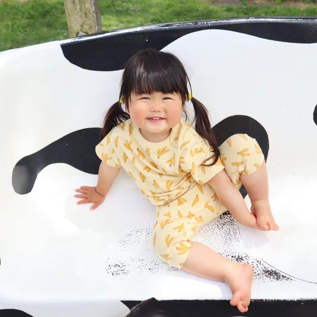 minsayuのインスタグラム：「* バナナミルクでこんばんわ🐄🍌🤣 バナナ大好きな大福が自らノリノリで着替えてくれた服🍌 @uniqlo_jp のドライクルーネックTとリラックスフィットレギンス👕🍌✨ とにかく伸びがよくてめちゃくちゃ動きやすそうで…！ この日もかなーり暑かったのですがドライ機能付きで汗ばんでもサラッとしていそうでした🥹☀️ 水道で遊んで濡れた後も直ぐ乾いたし パンツには後ろポケット付きで前後がすぐ分かるので子供も自分で着替えやすい👏✨ パジャマにも良さそう🤔 バナナっ子が何人か集まったらかなり可愛い…バナナっ子仲間求む🍌🍌🍌 ※2歳　90サイズ着用  #uniqlo2023SS #uniqlokids #uniqlobaby #uniqlo_kids_baby #ユニクロキッズ　#ドライクルーネックT  @uniqlo_jp @uniqlo_kids」