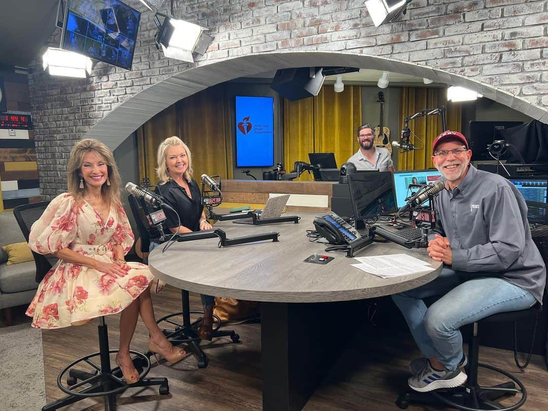 スーザン・ルッチのインスタグラム：「Welcome to Nashville!! Off the plane and into a great interview for TV and radio—at the same time!!! Love that!!! Thank you @circleallaccess and @wsmradio. Loved talking with Charlie and Jennifer—and Eric guarding the door for my quick wardrobe! @american_heart  @charlie_wsm and @jvickerysmith  @opry @thatericmarcum  #❤️❤️❤️❤️❤️❤️❤️🥰」