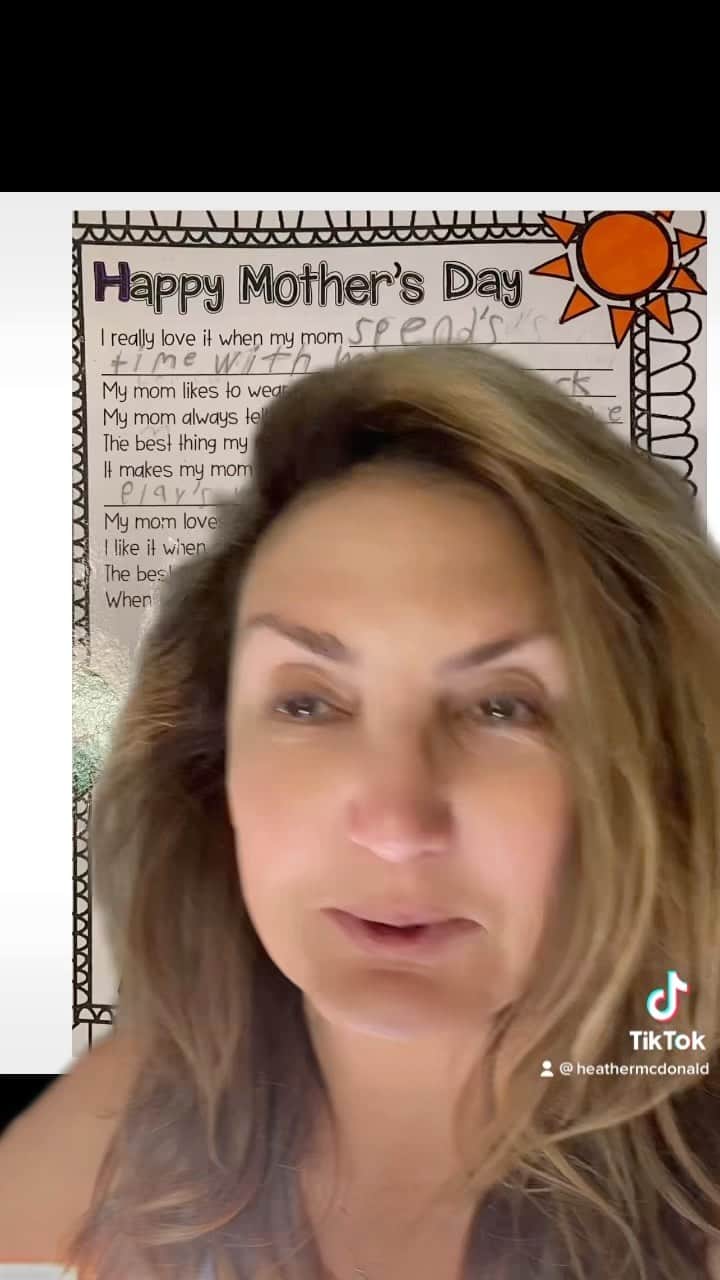 ヘザー・マクドナルドのインスタグラム：「This means everything to me. I say it all the time that the best thing I can hear is that my show #juicyscoop is an escape and something people look forward to. Reading this from a child about her mom truly brought tears to my eyes. I, as a working mom missed so much daily stuff of my kids’ childhood in order to build a career and provide for them. So this reminds me on #mothersday that it was all worth it. #workingmom #mothersdaygift #happymothersday #boymom #parenting #grateful #blessed #moms #juicyscoopers」