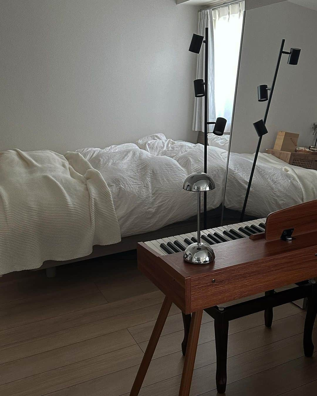 りぃのインスタグラム：「沢山質問いただいた電子ピアノは、Amazonでお迎えしました🎹お部屋の画像もついでに。 ㅤㅤㅤㅤㅤㅤㅤㅤㅤㅤㅤㅤㅤ  今、こんなにスタイリッシュで可愛いのがあるのね…🥹♡♡ 圧迫感もなく部屋に馴染んで素敵。  レビューを沢山読みましたが音も良く(あくまで電子でですが)、 鍵盤もしっかり重みがあります。  電子はヘッドフォンを繋げられるので 帰りが遅くなっても触れるのも嬉しいところ ㅤㅤㅤㅤㅤㅤㅤㅤㅤㅤㅤㅤㅤ  1枚目は加工を入れていますが 2枚目は無加工なので参考にしてみてくださいね。 赤茶っぽいカラーで、脚も細いのにしっかりしています♡  ⚪️Donner 電子ピアノ 88鍵 で検索してみてください〜\( ˆˆ )/ ㅤㅤㅤㅤㅤㅤㅤㅤㅤㅤㅤㅤㅤ   #電子ピアノ #ピアノ#賃貸暮らし #ナチュラルインテリア」