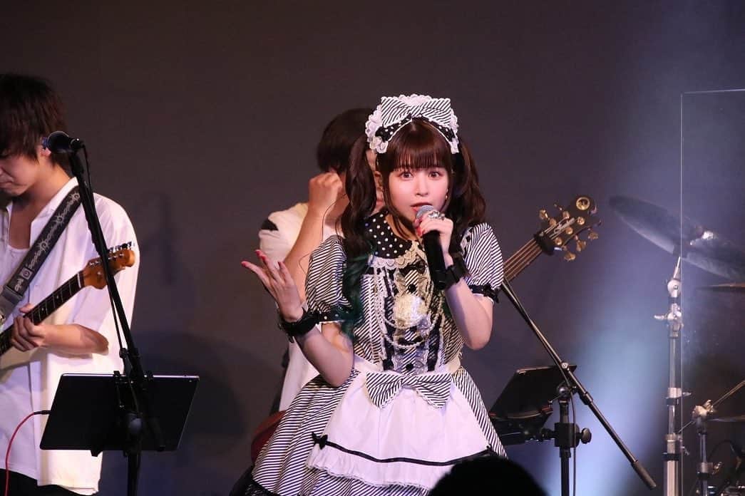 春奈るなのインスタグラム：「るな氏オフィシャルサイト 「MEMBER MENU」内の「GALLERY」に 先日のワンマンライブのライブ写真をアップしました💖 是非ご覧ください🌙✨  📷✨ @yamatonton1  💄✨ @kitagawa_megumi  👗✨ @angelicpretty_official   https://www.harunaluna.jp/」