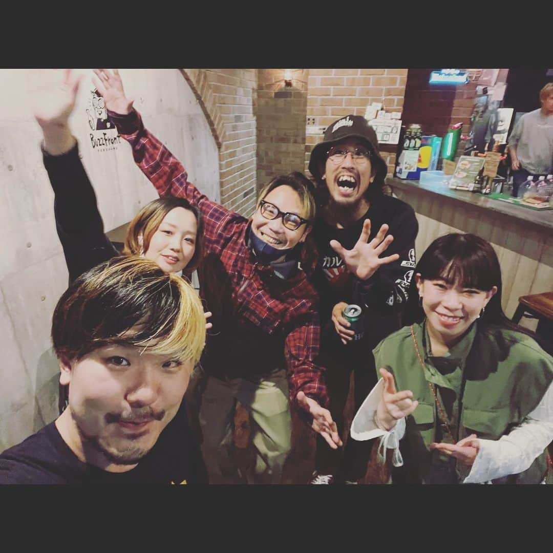 のインスタグラム：「ある意味ダブルヘッダーな1日だったので2回に分けてポストします✌️  そもそも横浜でアコLIVE決まってたとこに、何とのぐニキ＋石田くんが @coldfish_japan でバズフロントLIVE被せてきたので😅少し寄らせていただきました！  ダブフォーやエフやクロコダイルと知り合いだらけで、逆に横浜なのか？岐阜なのか？大阪なのか？東京なのか？横浜を感じさせないイベントでした😊  いつかCOLDFISH, JinnyOops!, DayTripper, The Chorizo Vibes, THE STARBEMSでイベントやりましょう(のぐニキトリプルヘッダー作戦)💥」