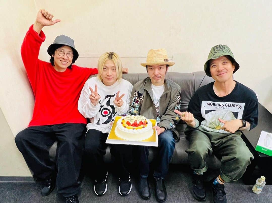 ホリエアツシさんのインスタグラム写真 - (ホリエアツシInstagram)「おめっとさんです🎂 #ストレイテナー  #SilverLiningTour #岐阜clubG」5月14日 0時16分 - a.horie