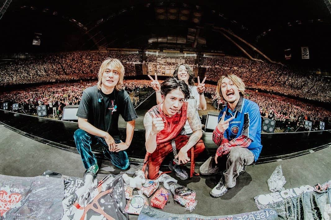 Tomoyaさんのインスタグラム写真 - (TomoyaInstagram)「札幌ファイナル🔥  ジャパンツアー叩き終わり。  やり切った達成感と、心地よい疲労感、そして生きていることの幸せを感じています。  今日まで一歩ずつ、しかし確実に前に進み続けた、そんなツアーでした。  進み続けた先の最終日の景色は、 とてもあたたかくて、希望が詰まった光の塊のようでした  みんながいてくれてよかった。 本当に幸せです。 ありがとう。  少し休んで、また前に進みます ありがとう☺️   @ruihashimoto 📷   #luxurydiseasejapantour2023 #oneokrock #drummer #早い」5月14日 0時20分 - tomo_10969