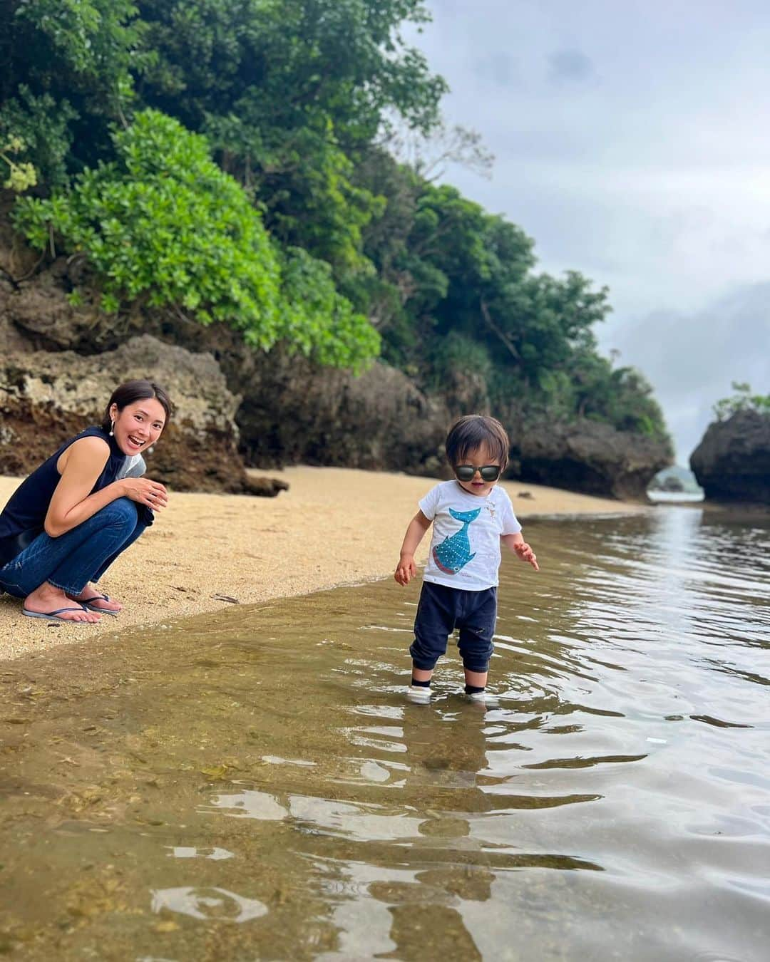 小林由未子のインスタグラム：「. スニーカーのまま海へGOされた日😇  だって前の日は海入ったら大泣きしてたから どうせ入らないだろうと思って スニーカー履かせたのに 海見た瞬間、走って行かれて。 「まぁもういいや、靴は洗えば良いしさ 好きにしてくれ」って感じ😇  #だいたいのことは #まぁいいかで済ます」