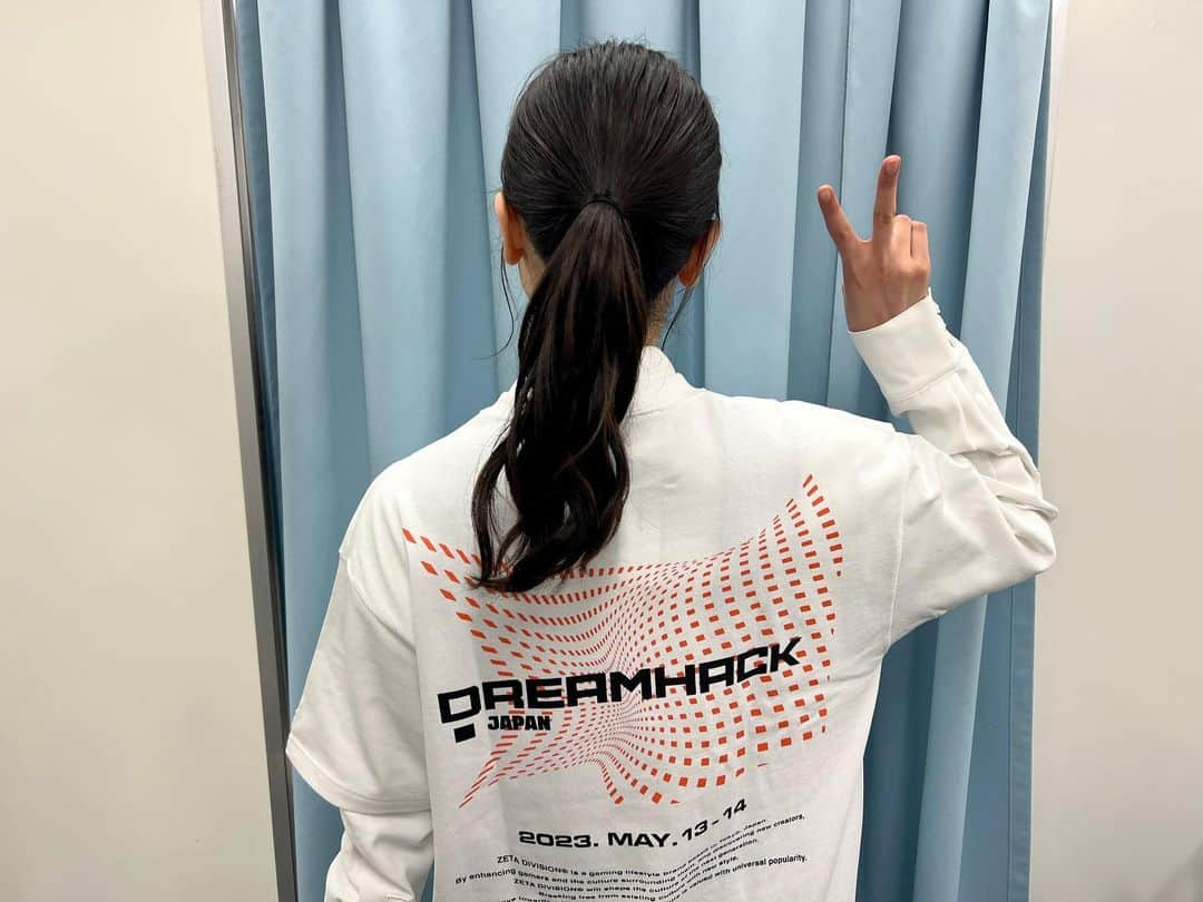 丹生明里さんのインスタグラム写真 - (丹生明里Instagram)「DreamHack Japan2023  1日目ありがとうございました〜！🎮  VALORANTエキシビジョンマッチ物凄く楽しかったです！  憧れの皆さんとできて最高すぎました😆😭 (同じチームだったyunocyさんはお仕事の都合で撮れずでした💦🥹)  皆さんめちゃくちゃお優しくて最高の時間を過ごさせていただきました🐸  そして！ ZETA DIVISIONさんから沢山のグッズをいただきました🥰 めちゃくちゃ嬉しいです！ 沢山着ます😆  坂道スプラトゥーン3対決は惜しくも2位という結果でしたがみんなで白熱した戦いができて最高でした🦑  14日はライブパートで出演させていただきますのでよろしくお願いします！  会場に来てくださった皆さん、 沢山の応援ありがとうございました🙇🏻‍♀️  #DreamHackJapan2023 #VALORANT #スプラトゥーン3 #日向坂46 #丹生ちゃん #nibugram」5月14日 0時40分 - nibuchan_akari