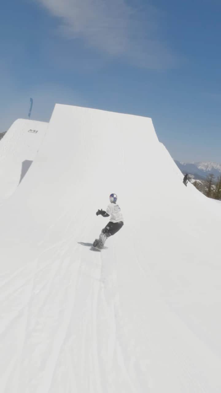 大塚健のインスタグラム：「Best jump I’ve ever hit! Thanks @charlesbeckinsale for the perfect booter🙏🏻  🎥: @dasoro_co @gopro #goprohero11 #snowboarding」