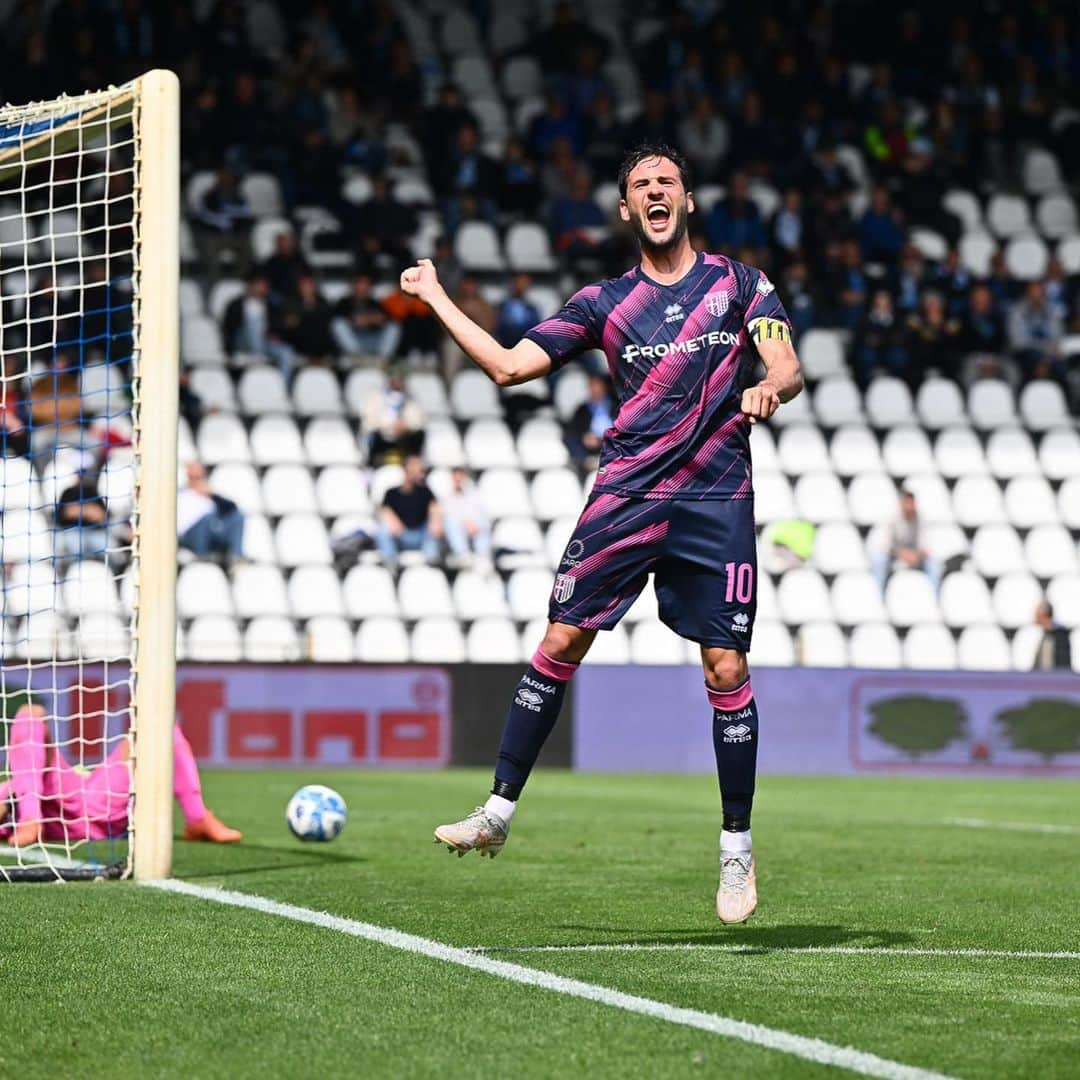 フランコ・バスケスのインスタグラム：「Forza Parma 💛💙」