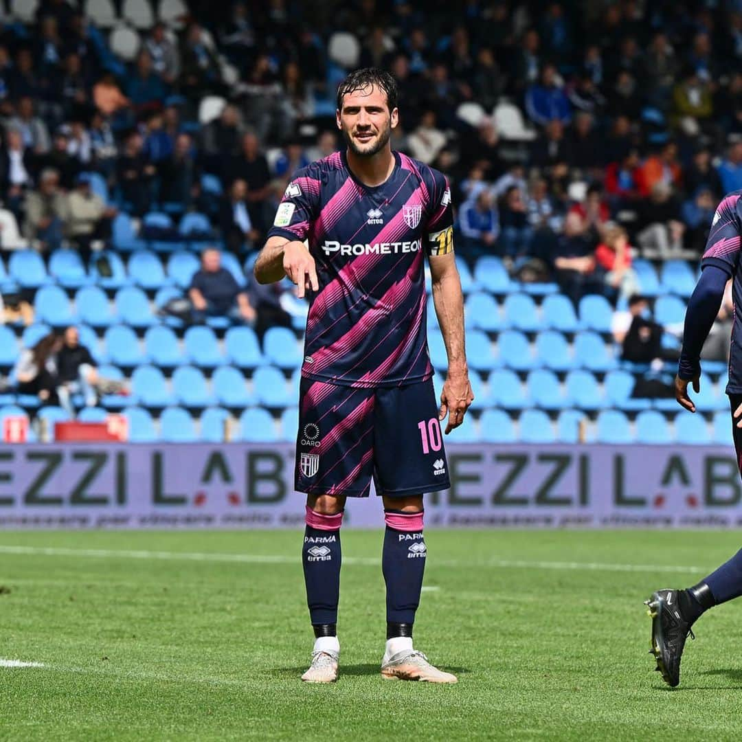 フランコ・バスケスさんのインスタグラム写真 - (フランコ・バスケスInstagram)「Forza Parma 💛💙」5月14日 0時49分 - fdv2289