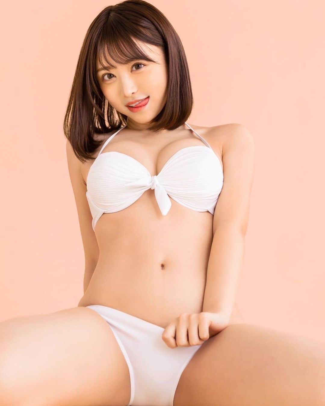 のインスタグラム：「. そういえば引退後はじめての一眼撮影 このショットでした😂お気に入り💓 #インスタ女子 #インスタグラビア #グラビア #自撮り女子 #水着 #ランジェリー #コスプレ女子 #instagirl #instagravure #gravure #japan #japanesegirl #asiangirl #girl #se」