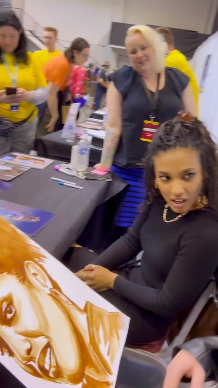 フリーマ・アジェマンのインスタグラム：「Presenting the super lovely @freemaofficial with her COFFEE portrait at todays @walescomiccon ☕️   Safe to say she loved it! ♥️   #freemaagyeman #doctorwho #torchwood #sense8 #coffeeart #coffeepainting #nathanwyburn」