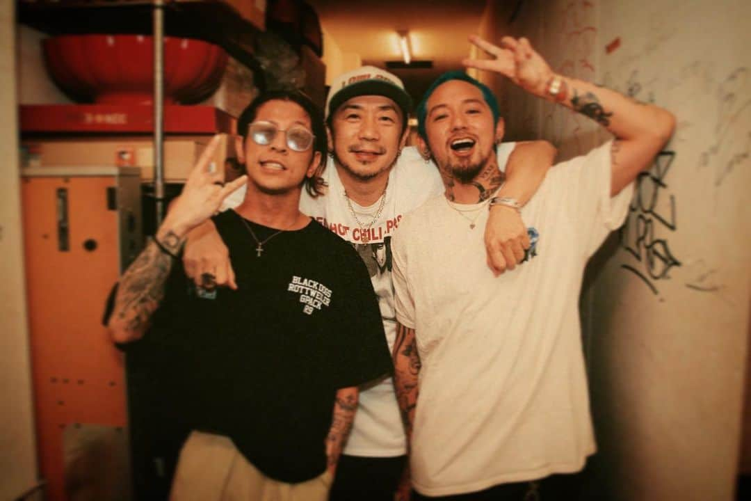 降谷建志さんのインスタグラム写真 - (降谷建志Instagram)「THE BONEZ 10th Anniversary Tour" 47 AREAS" with NOISEMAKER どうしようも無いくらい人ったらしで、それで居てどっかシャイで.. バンドマンはこうでなくっちゃね  最高のツアー初めに最高のツーバンだったんじゃね？ 完走を祈ってるぜ友よ  @jesse_mcfaddin_original  @tsuyoshi_ptp  @noisemakerag  @nekoze_photo」5月14日 0時51分 - kj_kenji_furuya