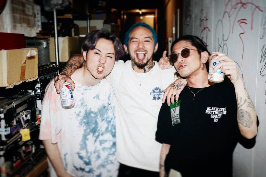 降谷建志のインスタグラム：「THE BONEZ 10th Anniversary Tour" 47 AREAS" with NOISEMAKER どうしようも無いくらい人ったらしで、それで居てどっかシャイで.. バンドマンはこうでなくっちゃね  最高のツアー初めに最高のツーバンだったんじゃね？ 完走を祈ってるぜ友よ  @jesse_mcfaddin_original  @tsuyoshi_ptp  @noisemakerag  @nekoze_photo」