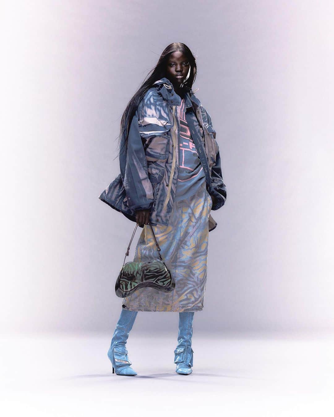 ディーゼルのインスタグラム：「The art of street.  For his #DieselPreSpring24 collection, @glennmartens experimented with surface treatments, applying pastel, graffiti-like prints to utility jackets, denim, hoodies and the new Grab-D bag. Oversized, exaggerated proportions on leather jackets, denim and new cargo pants create a strong evolution of ideas established on the Diesel runway. New denim clogs for all genders bring the look down to earth.  Discover the full collection and the review on @voguerunway at the link in bio.  #ForSuccessfulLiving」