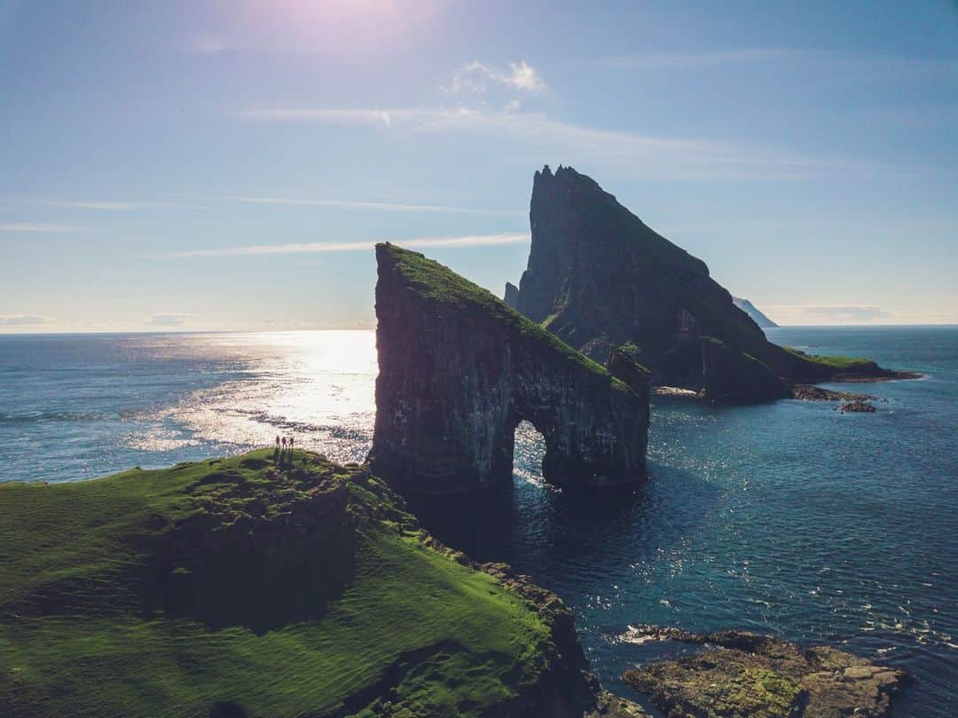 ナショナルジオグラフィックさんのインスタグラム写真 - (ナショナルジオグラフィックInstagram)「Photos by @martinedstrom | Atlantic puffins have been a part of Faroe Islands culture for as long as anyone can remember. The birds can be found all over the islands—located between Iceland and Norway—in both a physical and a spiritual sense. They breed mainly on the island of Mykines, and make their homes on sharp, tall cliffs above the crashing waves of the North Atlantic. Once the puffins' breeding season is over, usually toward the end of July, it is legal to catch them for food—a Faroese tradition for over 300 years. Follow @martinedstrom for more stories from the Nordic region.」5月14日 1時00分 - natgeo