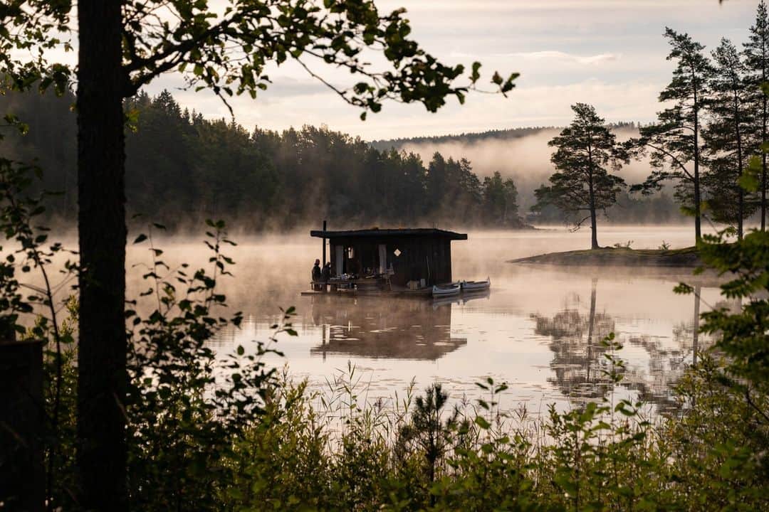 National Geographic Travelさんのインスタグラム写真 - (National Geographic TravelInstagram)「Photo by @MartinEdstrom | People eat on a houseboat hidden on Lake Eldan in the deep forests of Värmland, Sweden. It's interesting to hear about the excitement for the growing trend of zero-impact travel—cooking over a fire, sleeping in an unheated room, and using locally sourced foods. This approach of going back to basics has been on the rise for several years. One nature-hostel manager I met while photographing this series put it quite bluntly: "Twenty years ago people said I was crazy for not having satellite TV installed. Now they get mad that there's even cell phone reception. They don't want it."⁠  Follow @MartinEdstrom for more travel tips from Sweden and the Nordic region」5月14日 1時00分 - natgeotravel