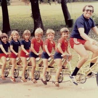ブランディーナのインスタグラム：「BBL n.8 Dagli albori dell'invenzione della bicicletta, la sua evoluzione è stata costante e affascinante 🚲  Dagli ingombranti e pesanti modelli a due ruote del passato, alle moderne biciclette pieghevoli elettriche, la tecnologia ha fatto passi da gigante nella creazione delle biciclette sempre più comode leggere e performanti. Ma non solo: ci sono anche i tandem, le biciclette a tre ruote, le fat bike per la neve, e molte altre variazioni che soddisfano ogni tipo di esigenza e personalità.   #BrandinaBeachLife #evoluzionedellabicicletta #biciadatteatutti #tandem #stiledivitaattivo #beautiful #beachvibes #instagram #italia #colors #instalike #beachlife #history #instagood #evoluzione」
