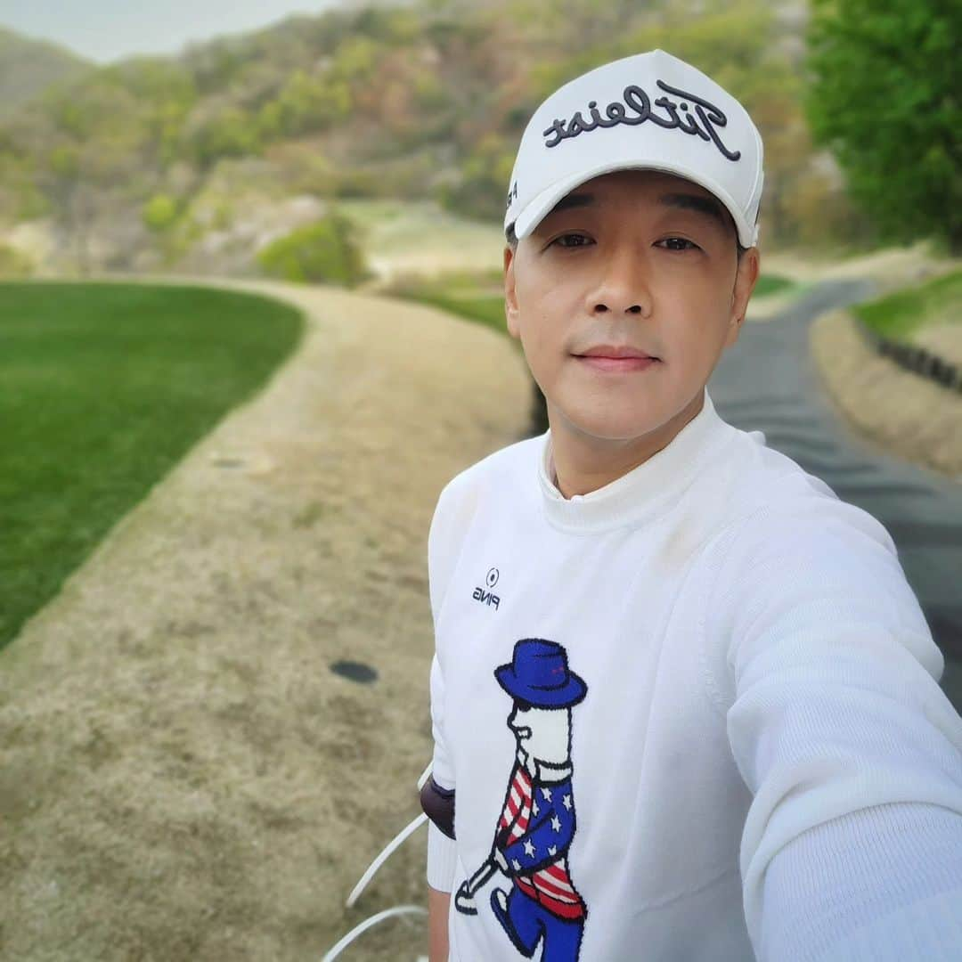 リュ・シウォンさんのインスタグラム写真 - (リュ・シウォンInstagram)「. #오랜만에~⛳️ #다들 건강히 잘지내죠? #하루하루 행복한시간되시길...😉👌」5月14日 1時07分 - ryusiwon106