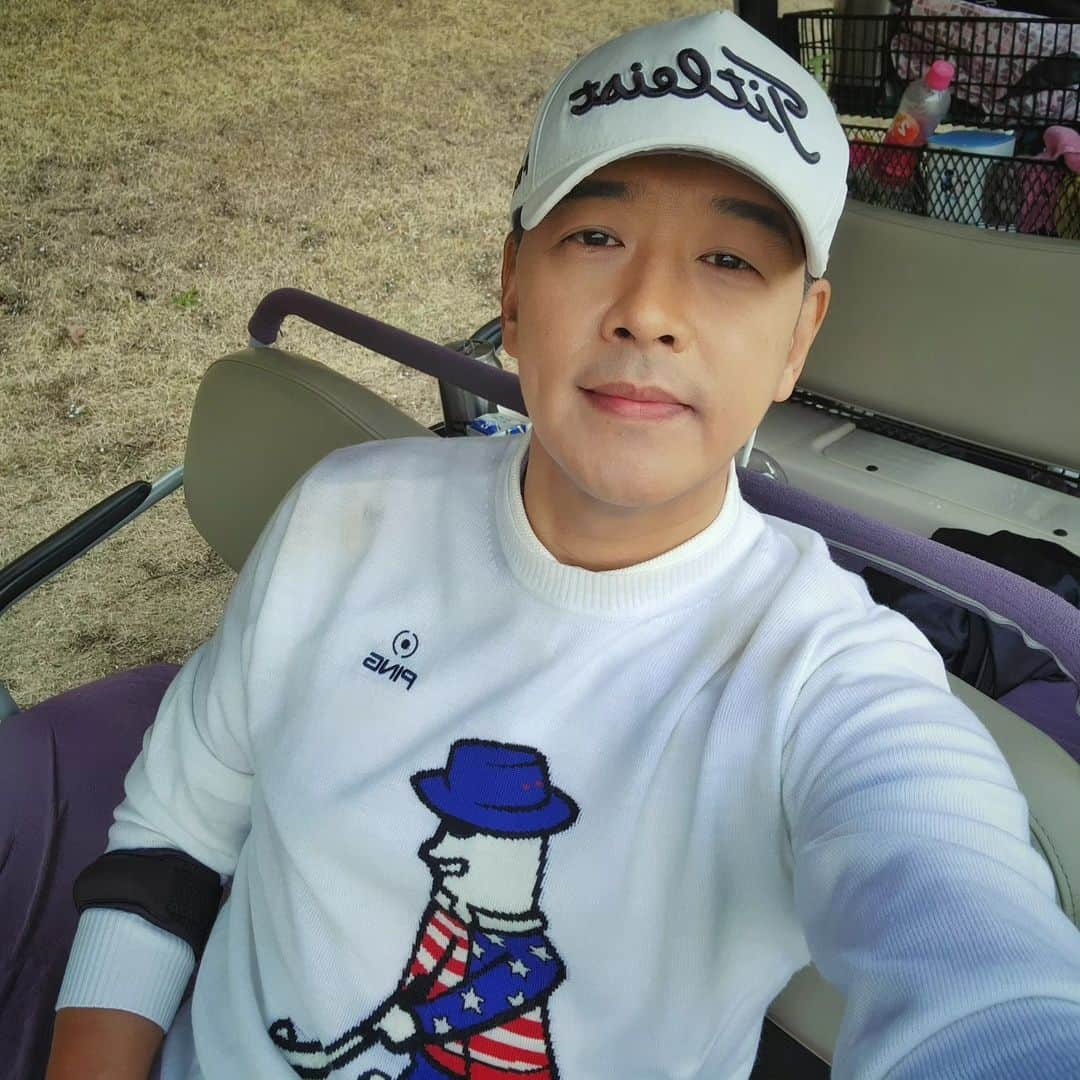 リュ・シウォンさんのインスタグラム写真 - (リュ・シウォンInstagram)「. #오랜만에~⛳️ #다들 건강히 잘지내죠? #하루하루 행복한시간되시길...😉👌」5月14日 1時07分 - ryusiwon106